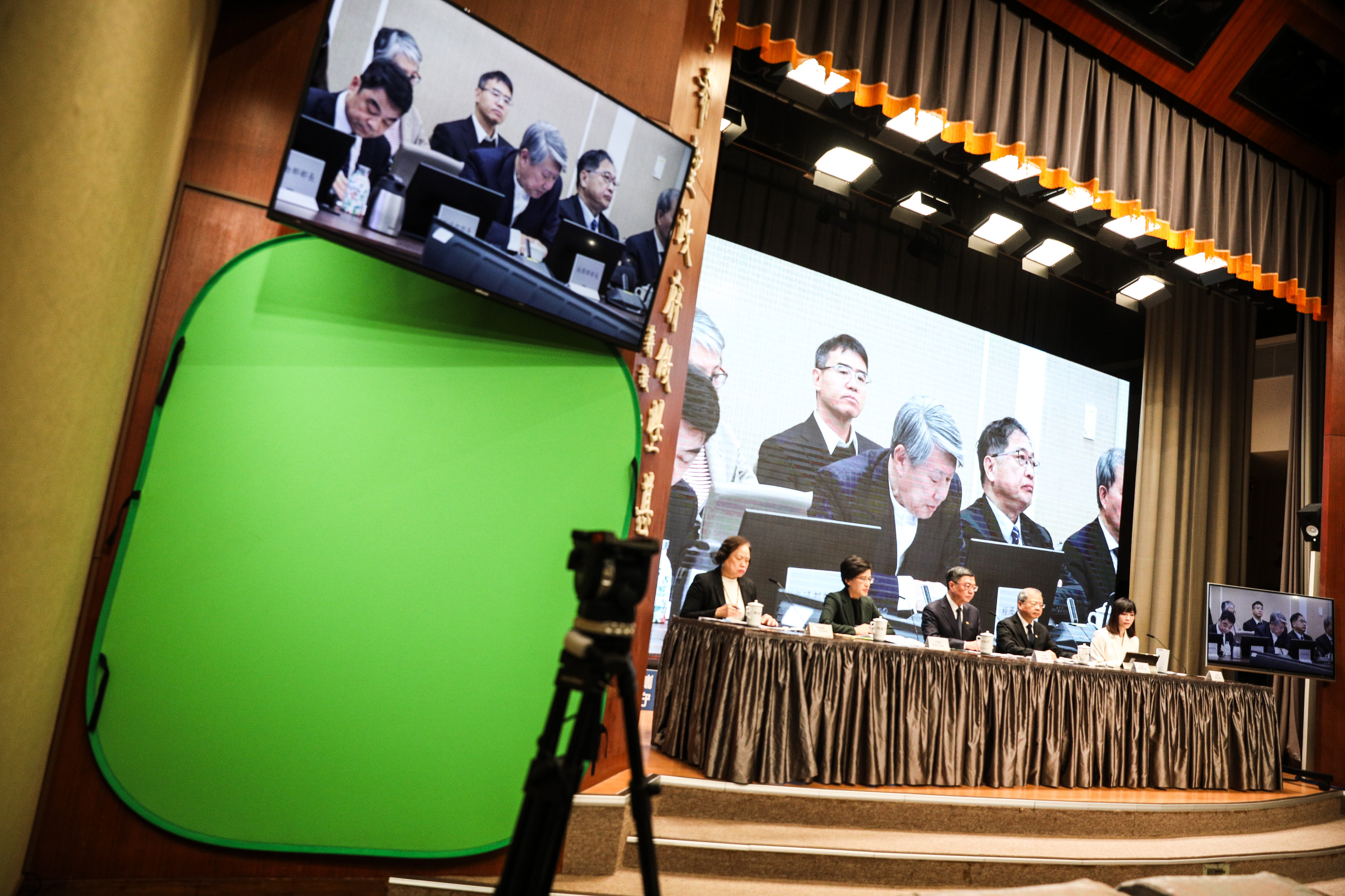 今年1月，因預算遭刪，行政院一度中斷院後記者會手語服務，原本應是手語老師站立進行翻譯的位置只剩下綠幕。