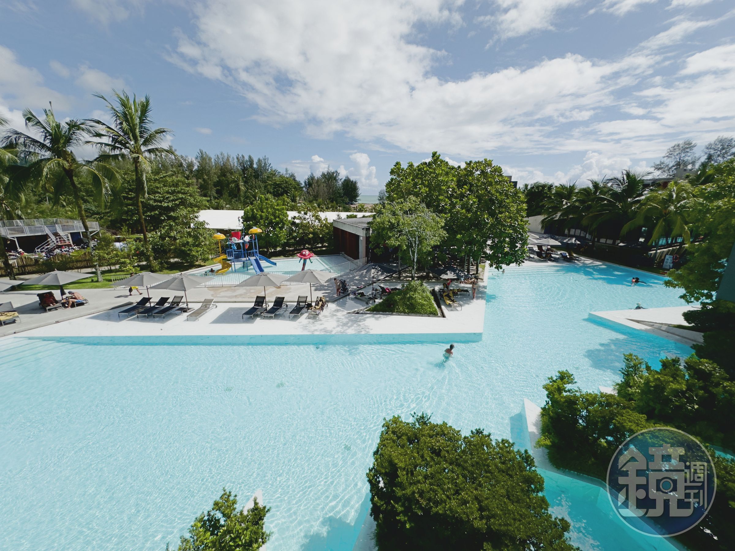 鄰近LA FLORA KHAO LAK的「La Vela Khao Lak」是截然不同的度假風格。