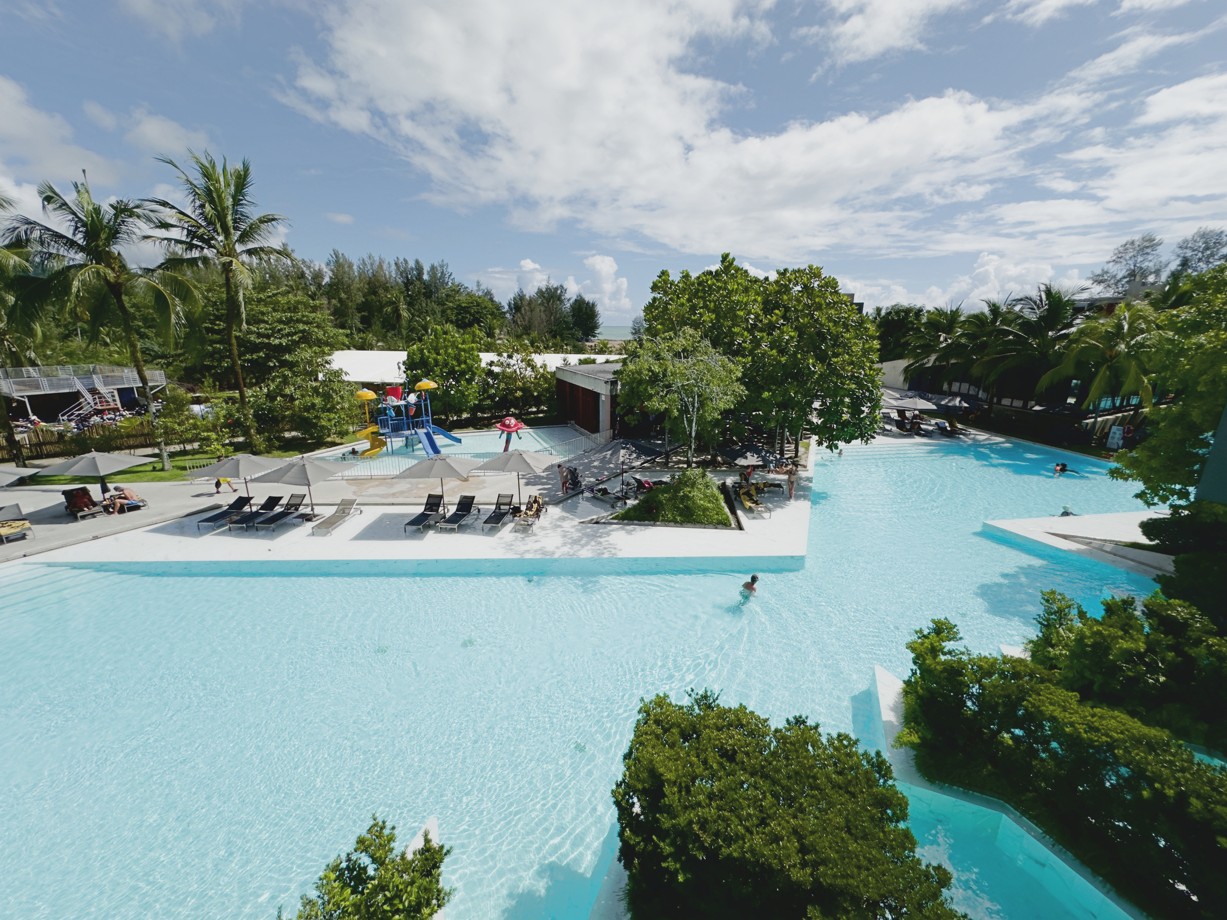 鄰近LA FLORA KHAO LAK的「La Vela Khao Lak」是截然不同的度假風格。