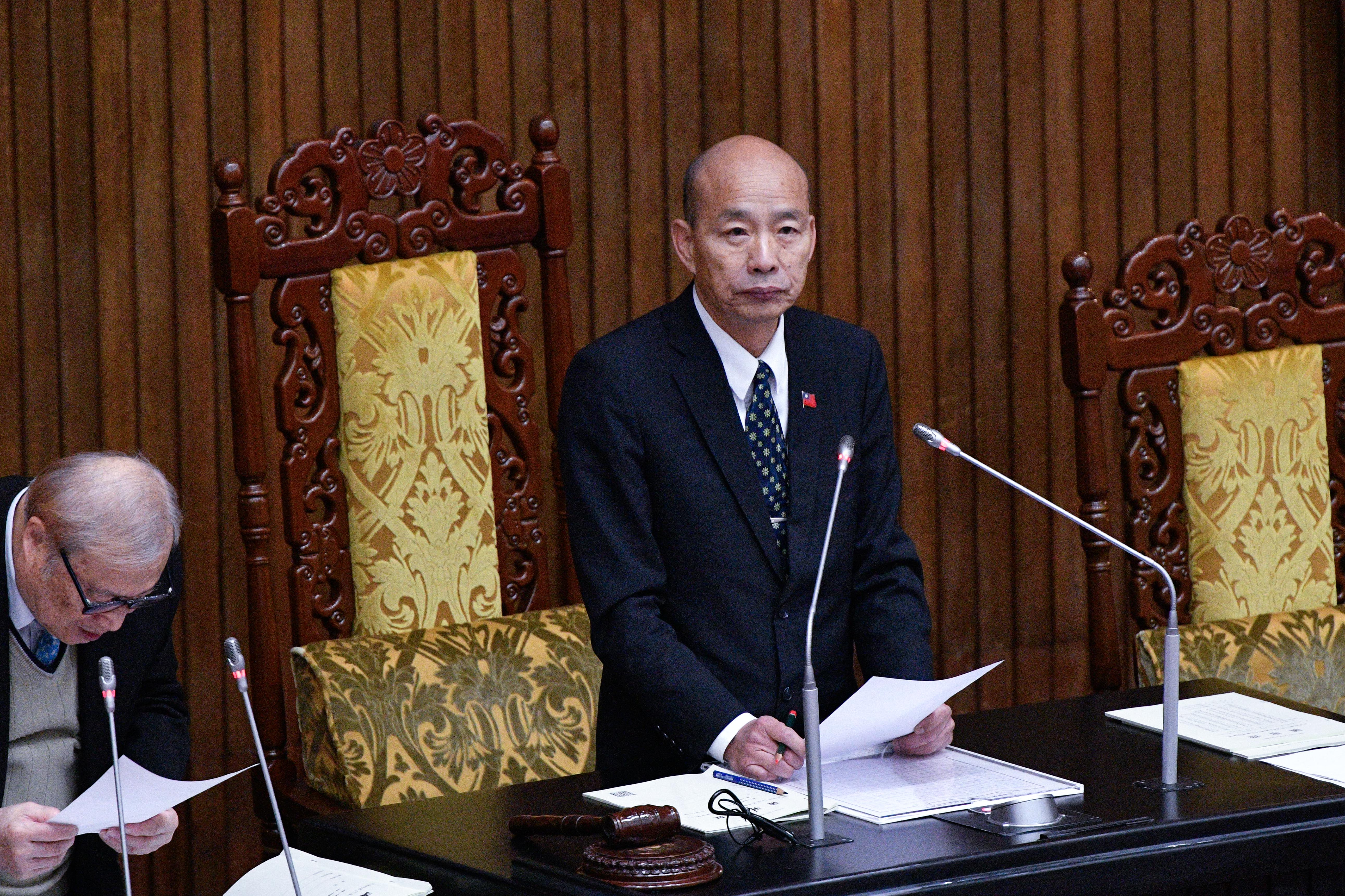 韓國瑜聲援高金素梅，稱她20多年來高金在立法院的表現，可謂是原住民的捍衛者，呼籲檢調單位在執行公權力同時，也要保有高貴的靈魂，千萬別當政治打手。（鏡報李智為）