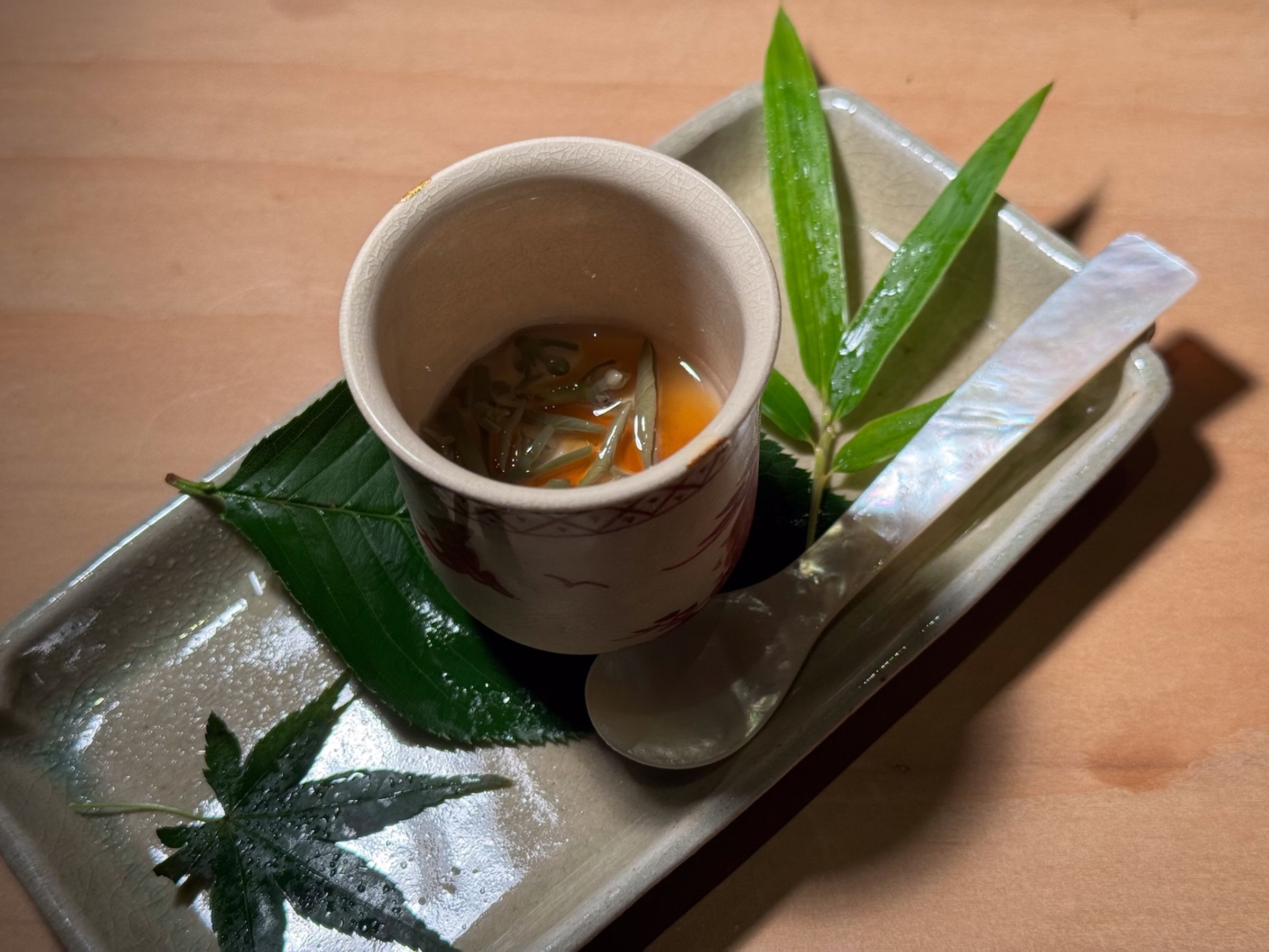 甜點「嫩薑蓴菜布丁」看似衝突，嫩薑的微辛香氣與蓴菜的滑嫩口感，卻增添不少清爽。（豊漁餐飲集團提供）