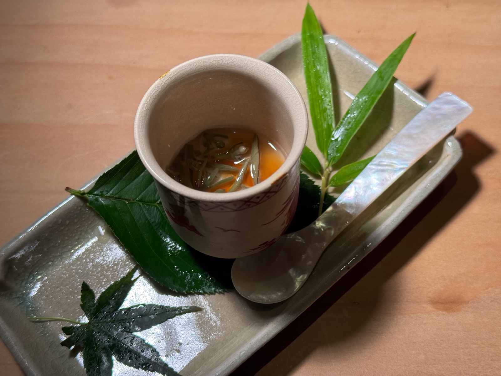 甜點「嫩薑蓴菜布丁」看似衝突，嫩薑的微辛香氣與蓴菜的滑嫩口感，卻增添不少清爽。（豊漁餐飲集團提供）