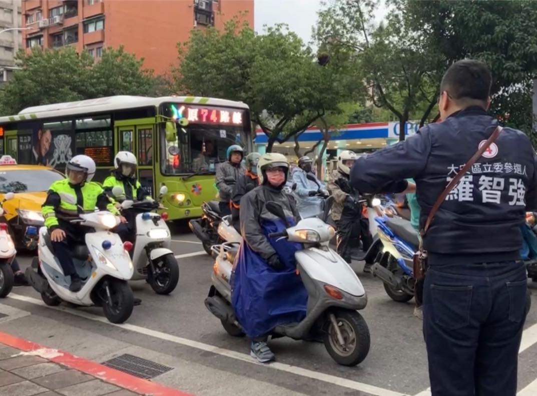 羅智強今早赴大安森林公園街頭演講。（翻攝自羅智強臉書）