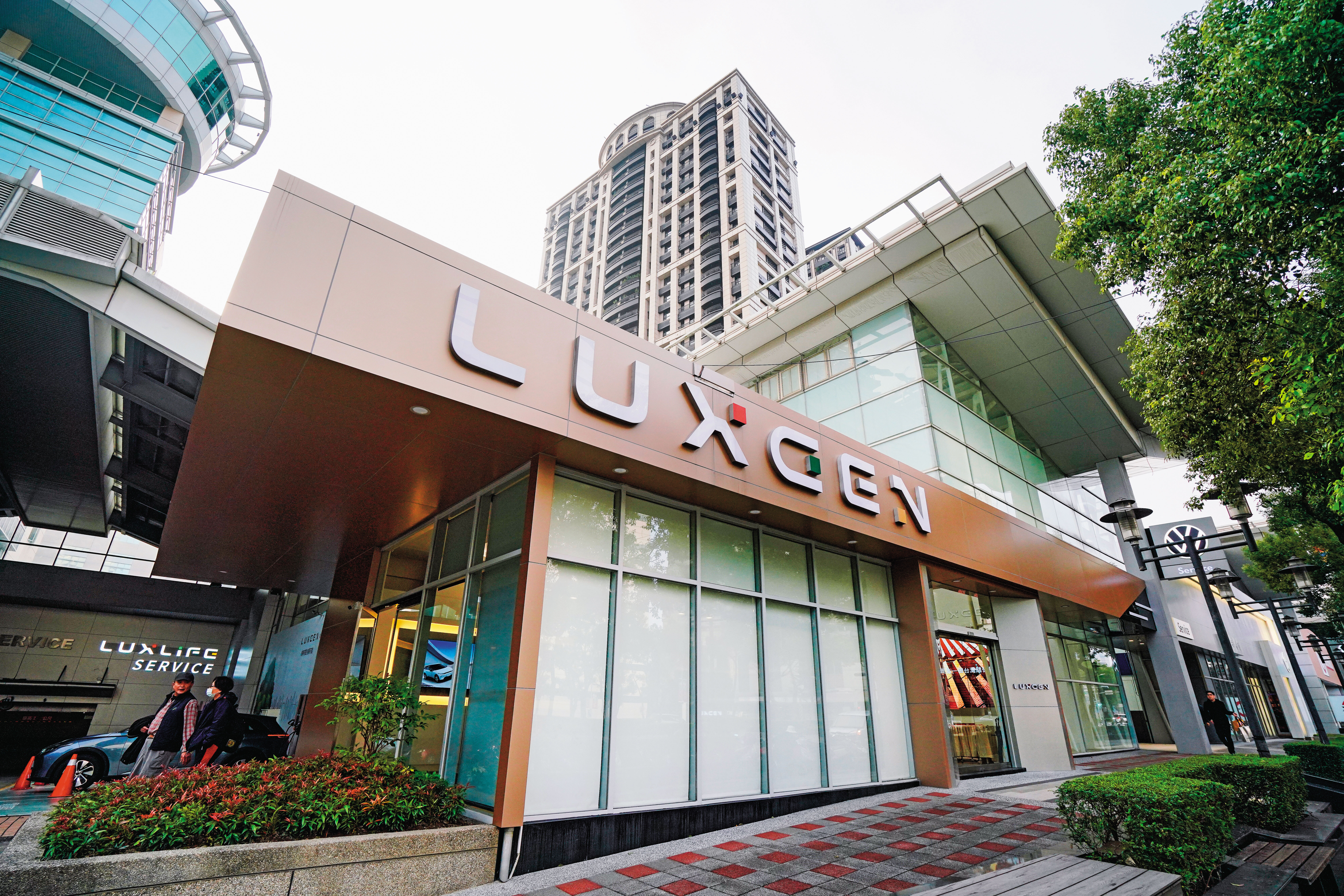 一改傳統汽車的銷售模式，納智捷效法特斯拉採線上下單，並將銷售中心改為車主體驗中心。