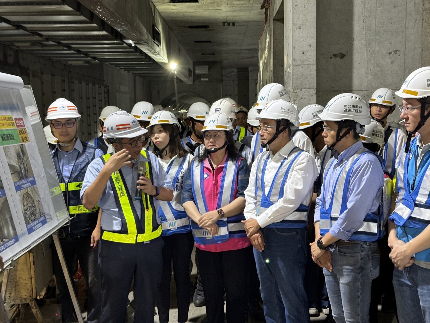 侯友宜聆聽萬大中和線進度報告。（新北市政府捷運工程局提供）