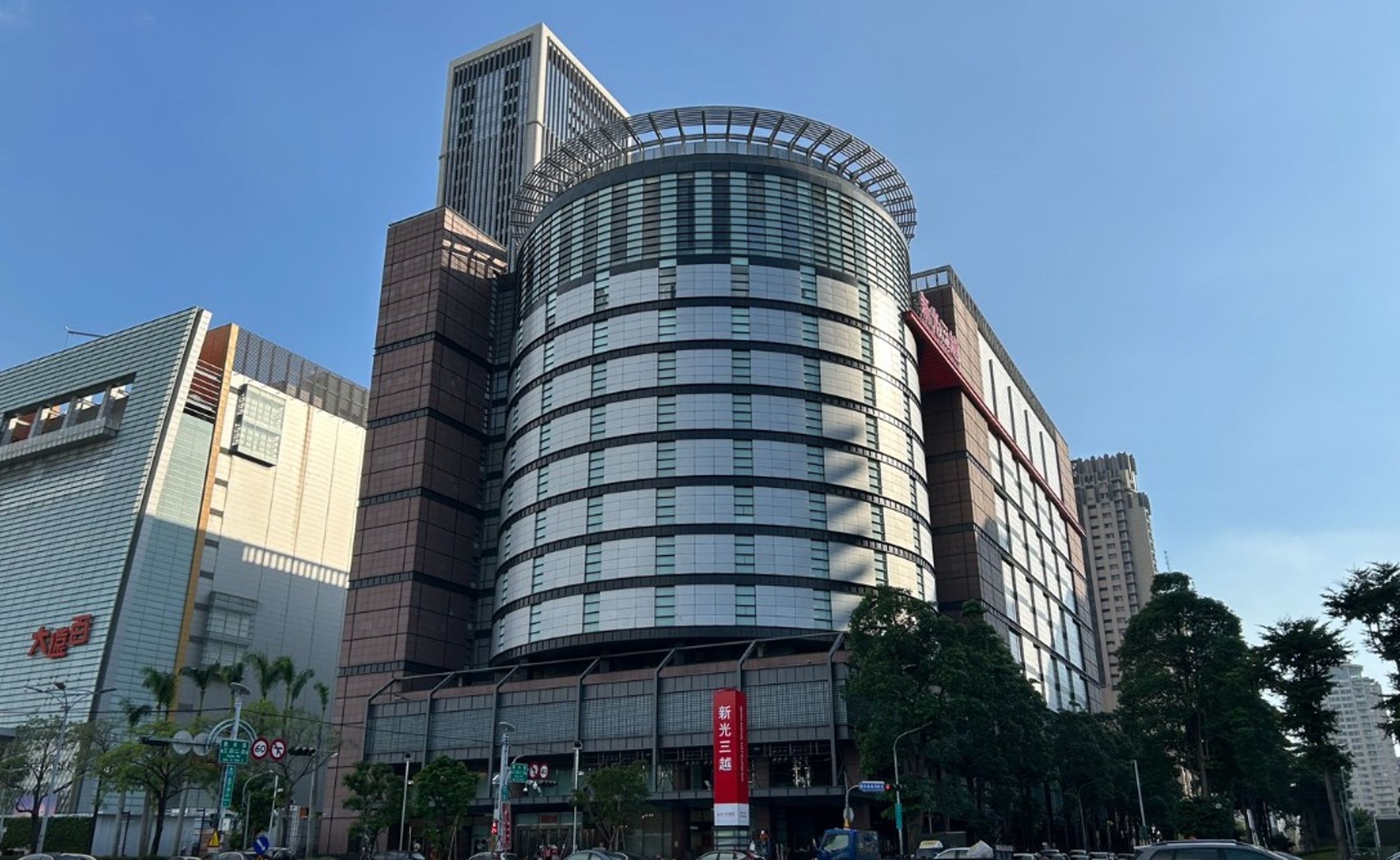 新光三越中港店9月27日重新開始營運。(台中市府提供)
