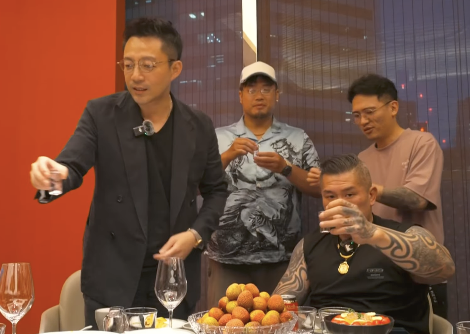 6yi7(藍衣者)向館長和汪小菲敬酒。(翻攝YouTube畫面)