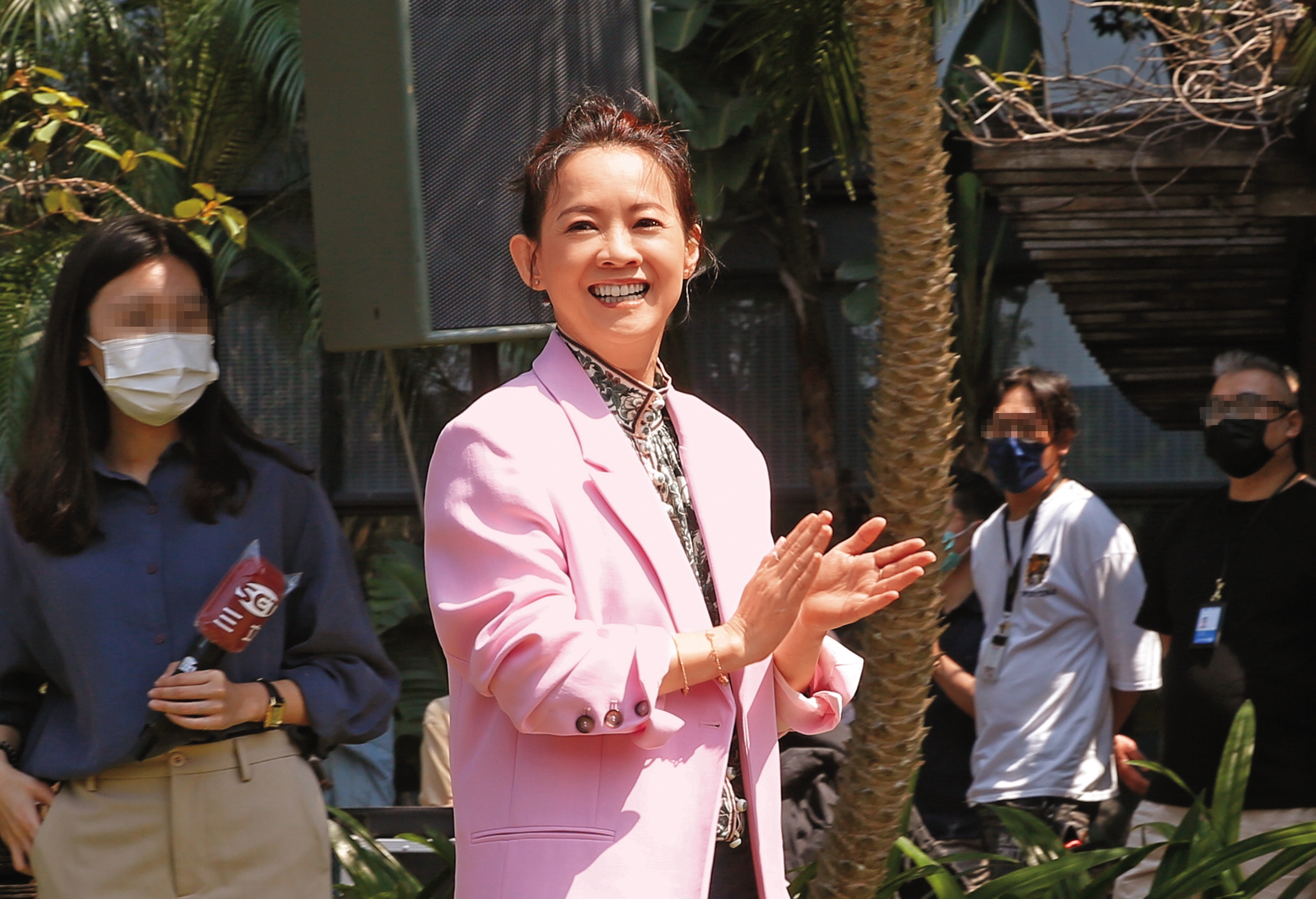 曾寶儀在香港投資房產大賺新台幣近億元，讓她豪氣又大方買2,000多萬元豪宅送寶媽。