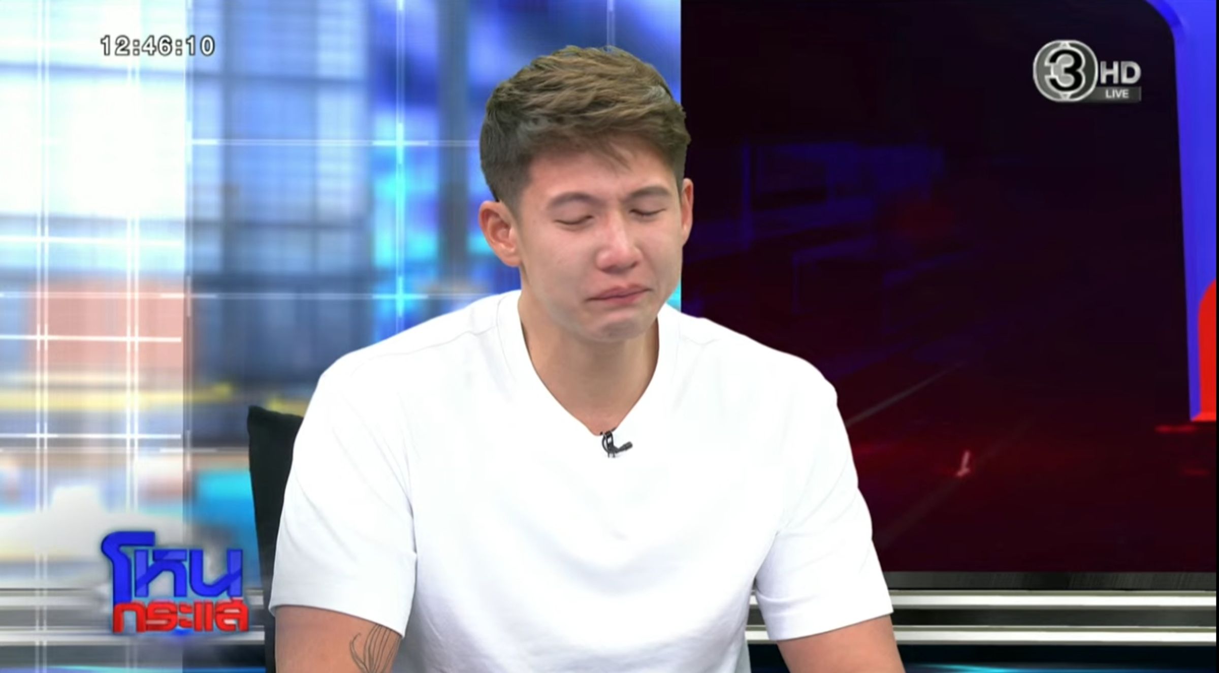 Sai Scott 上節目現場訴說自己的委屈,眼淚不斷滑落。(翻攝臉書)