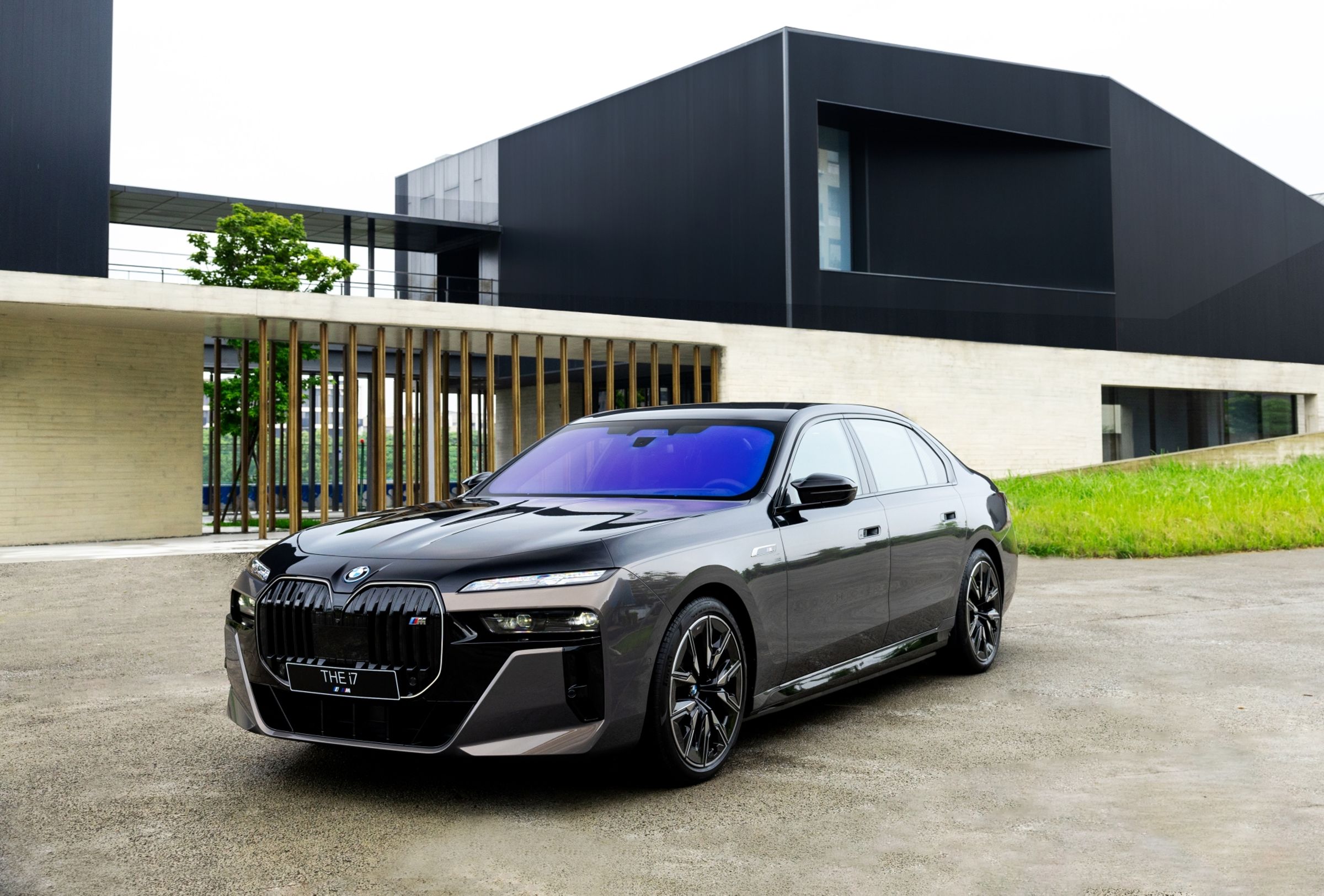 奠基於凌駕對手的卓越電能科技，BMW將M家族性能血脈完美融入，為世人獻上登峰造極純電性能旗艦 — 全新BMW i7 M70 xDrive，打造出品牌有史以來性能最強電能車款，展演對手未曾企及之電能巔峰領域