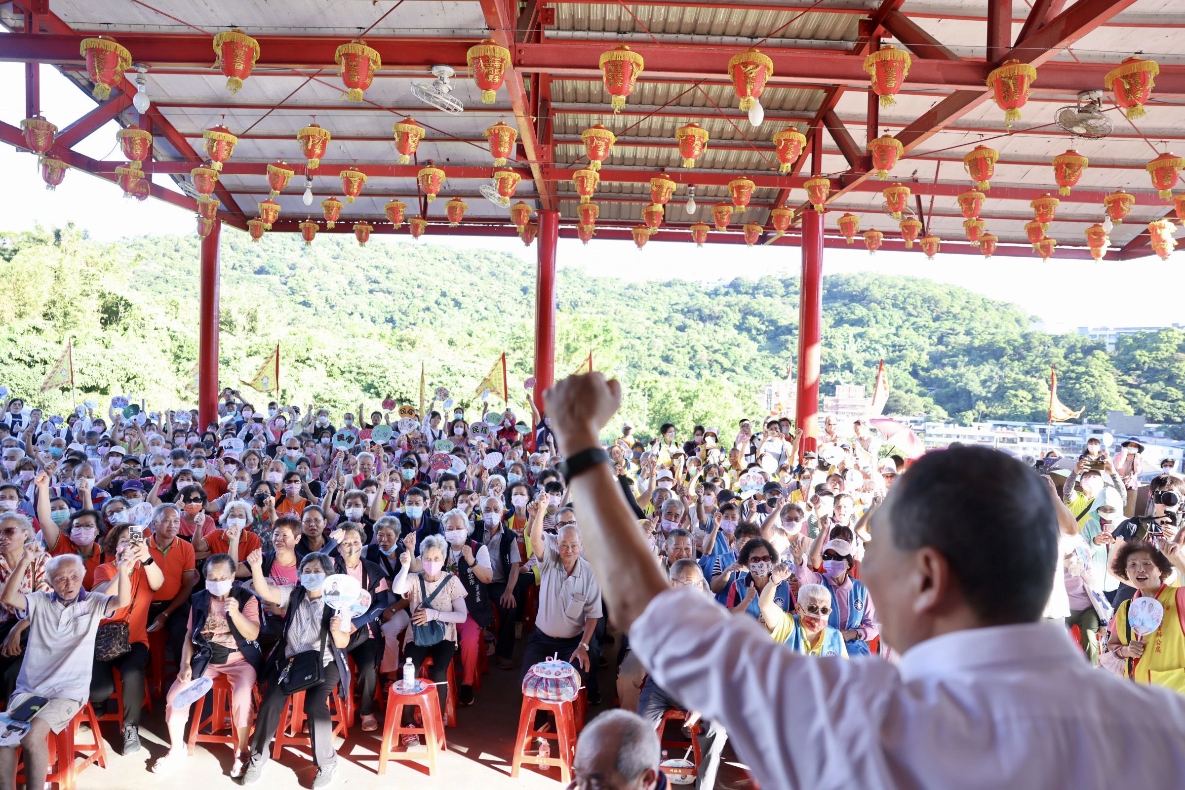 侯友宜14日將在新北舉行首場大造勢,將邀請韓國瑜出席站台,全力拉抬氣勢。圖為侯友宜到淡水跑宮廟行程。(侯友宜競辦提供)