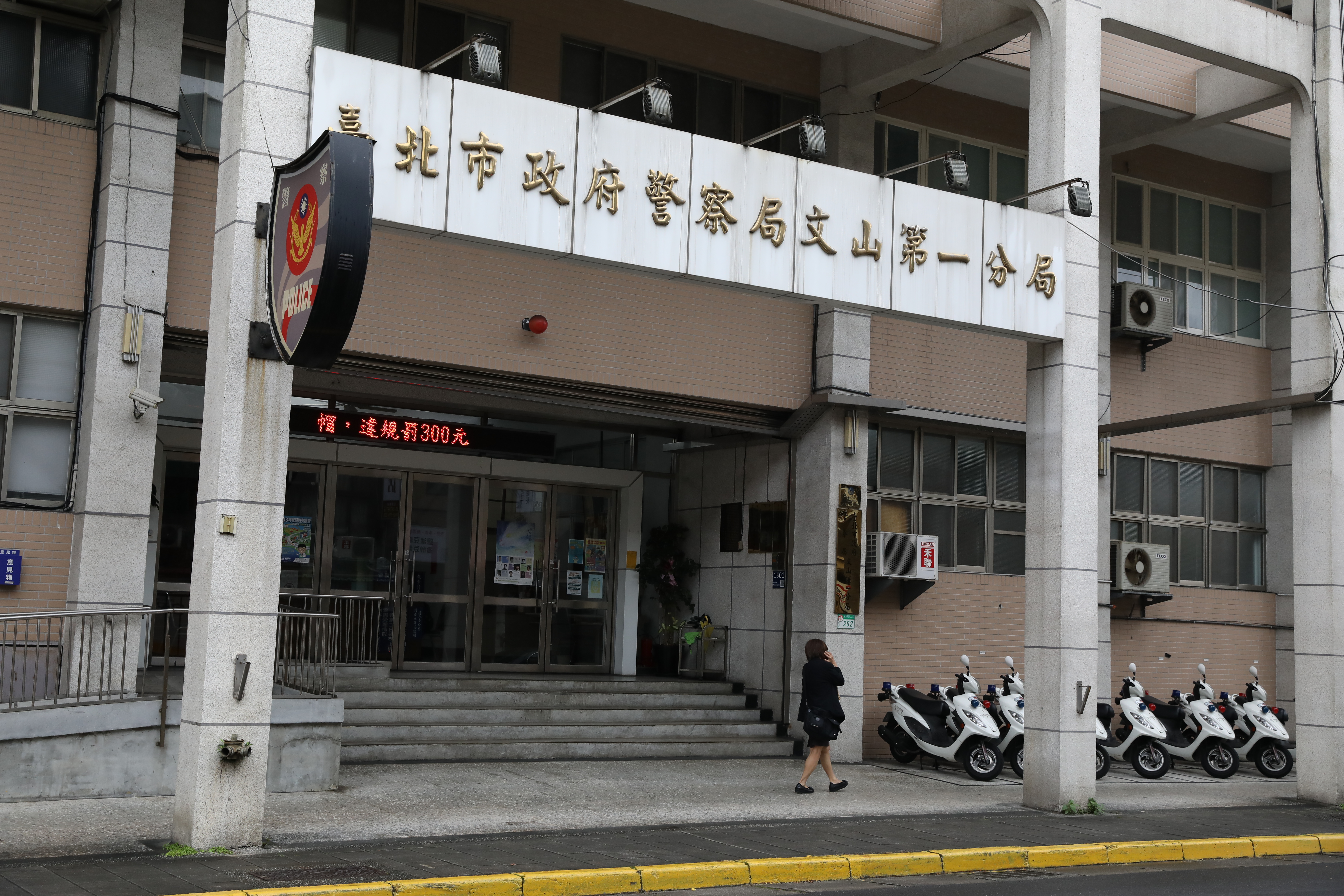 帥警留職停薪竟去當陪酒公關　詐女客100萬喊「只能寵我喔」渣行曝光下場慘了