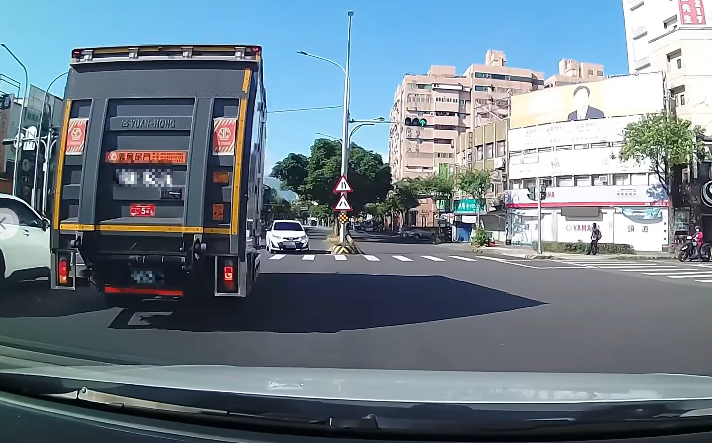 一輛白色轎車今日上午在羅東純精路逆向至路口，造成大貨車急煞閃避，白車的行為引發網友砲轟。（翻攝自「宜蘭知識+」臉書社團）