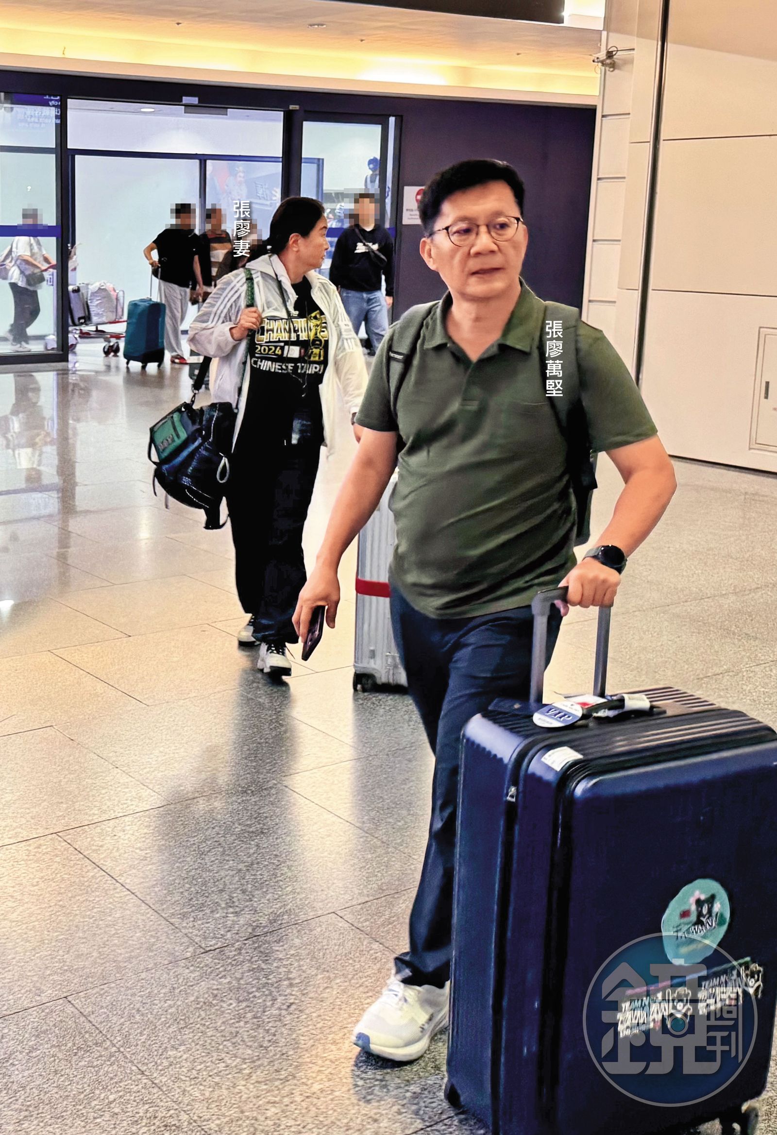張廖夫妻7月2日返國，2人晚上9點36分出關，似為掩人耳目，一前一後走。