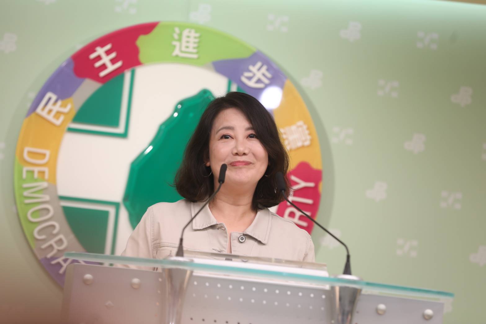 民進黨「抗中保台」神主牌9年來首次失效，話題在PTT引起熱議。