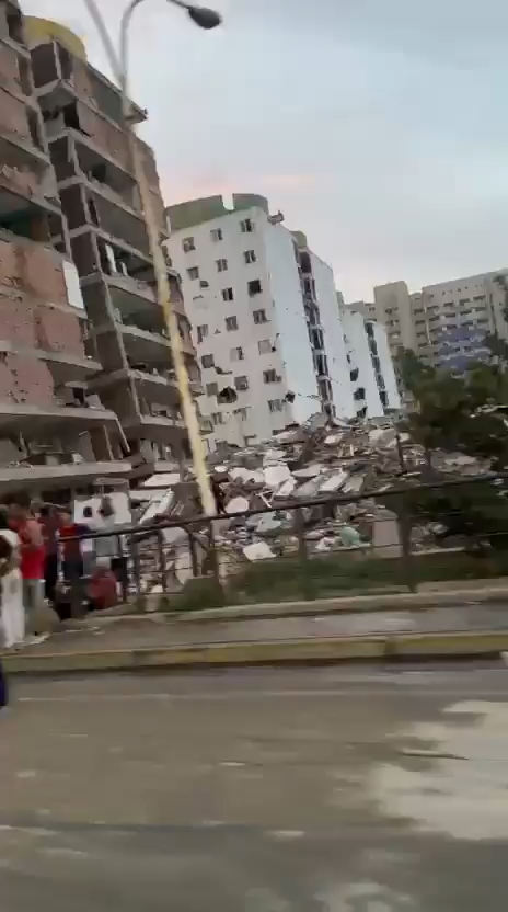 民眾拍下強震過後的街景，可見建築物倒塌成廢墟。（翻攝X）
