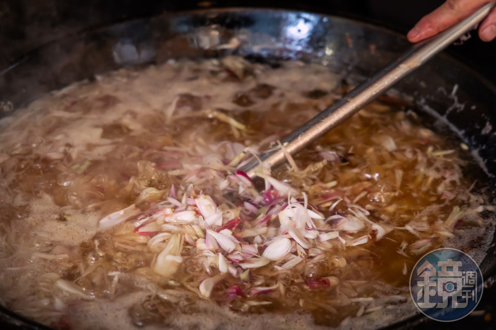 陳政任每天花兩小時現炸油蔥酥,是他功夫油飯的關鍵香氣。