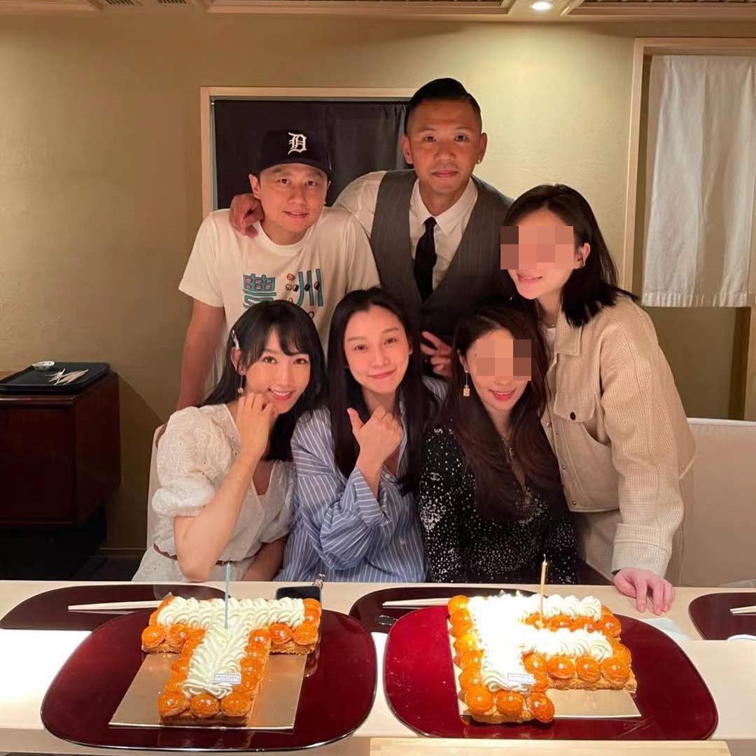 楊晴瑄（前排左）和老公Danny（後排左），與范瑋琪（前排中）、黑人（後排中）夫妻私交甚篤。（翻攝楊晴瑄IG）
