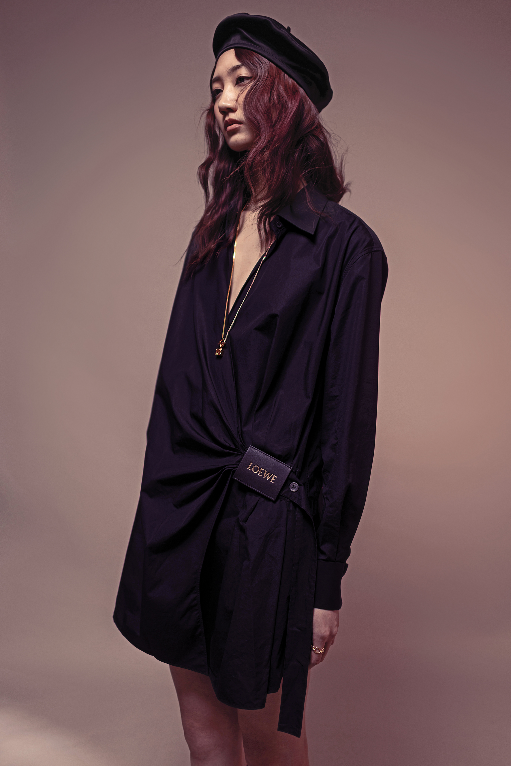 黑色襯衫式洋裝 NT$49,000 by LOEWE／Anna帽子  價格店洽 by Loro Piana／Anagram立方體吊墜金色項鍊 NT$29,000 by LOEWE／Fusion系列18K白金與黑陶瓷戒指 NT$45,500 by GEORG JENSEN／Fusion系列金戒指NT$71,000 by GEORG JENSEN