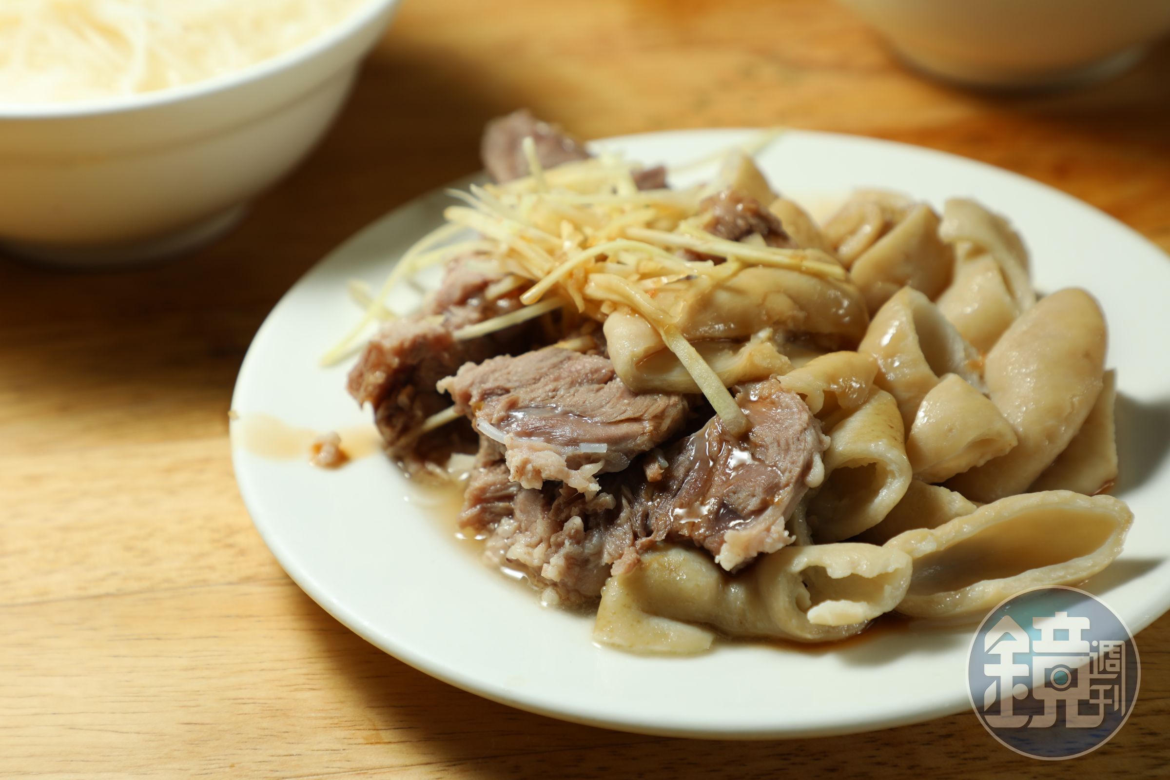 想吃豪華一點，可以點「嘴邊肉」與「大腸」來配米粉湯。（皆60元／份）