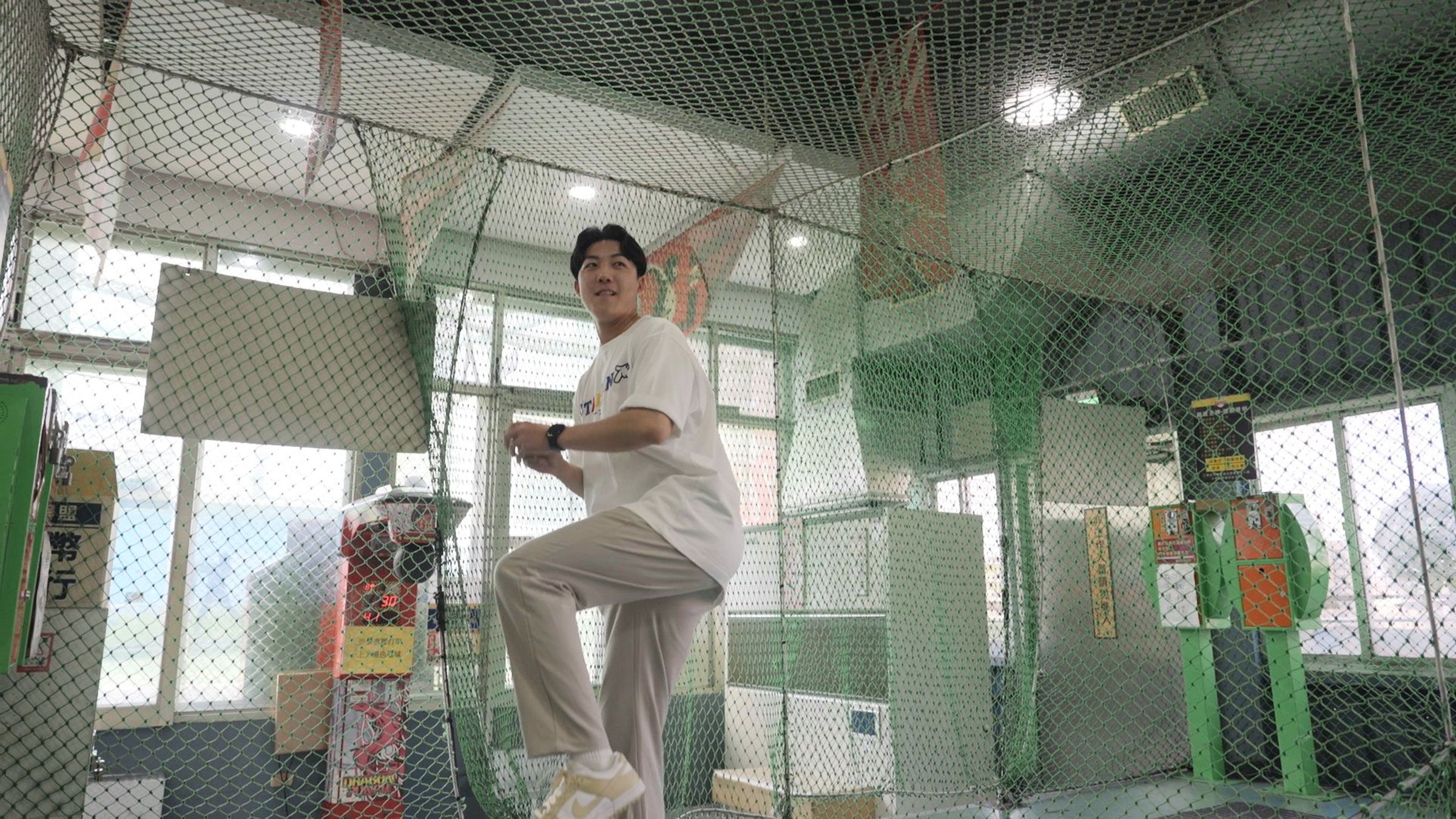陽光又不失穩重的陳宇宏,訪談間常讓我們忘了他是只有23歲的大男孩,訪談後邀請他到附近的投打練習場小試身手,試試棒球九宮格,讓他玩心大起,還興奮大喊我全中了!完全忘記自己是職業球員的身分~