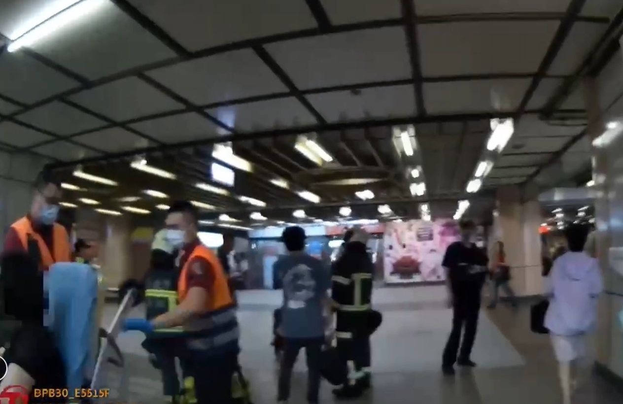 4名香港籍旅客在北捷龍山寺站一號出口的手扶梯遭撞倒。