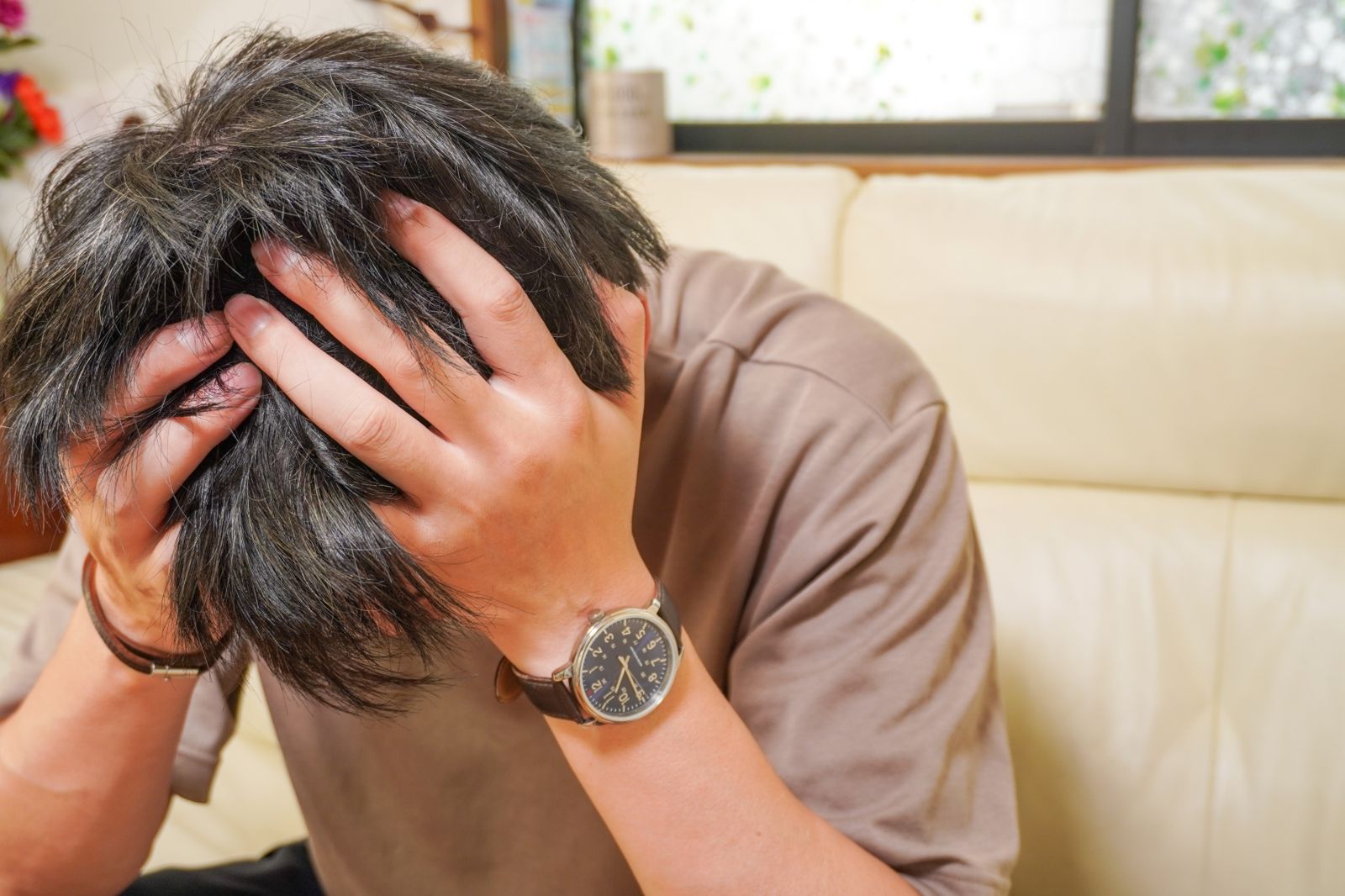 頭皮屑狂飛!19歲男大生癢到抓破血染沙發 醫驚曝:媽潔癖惹禍