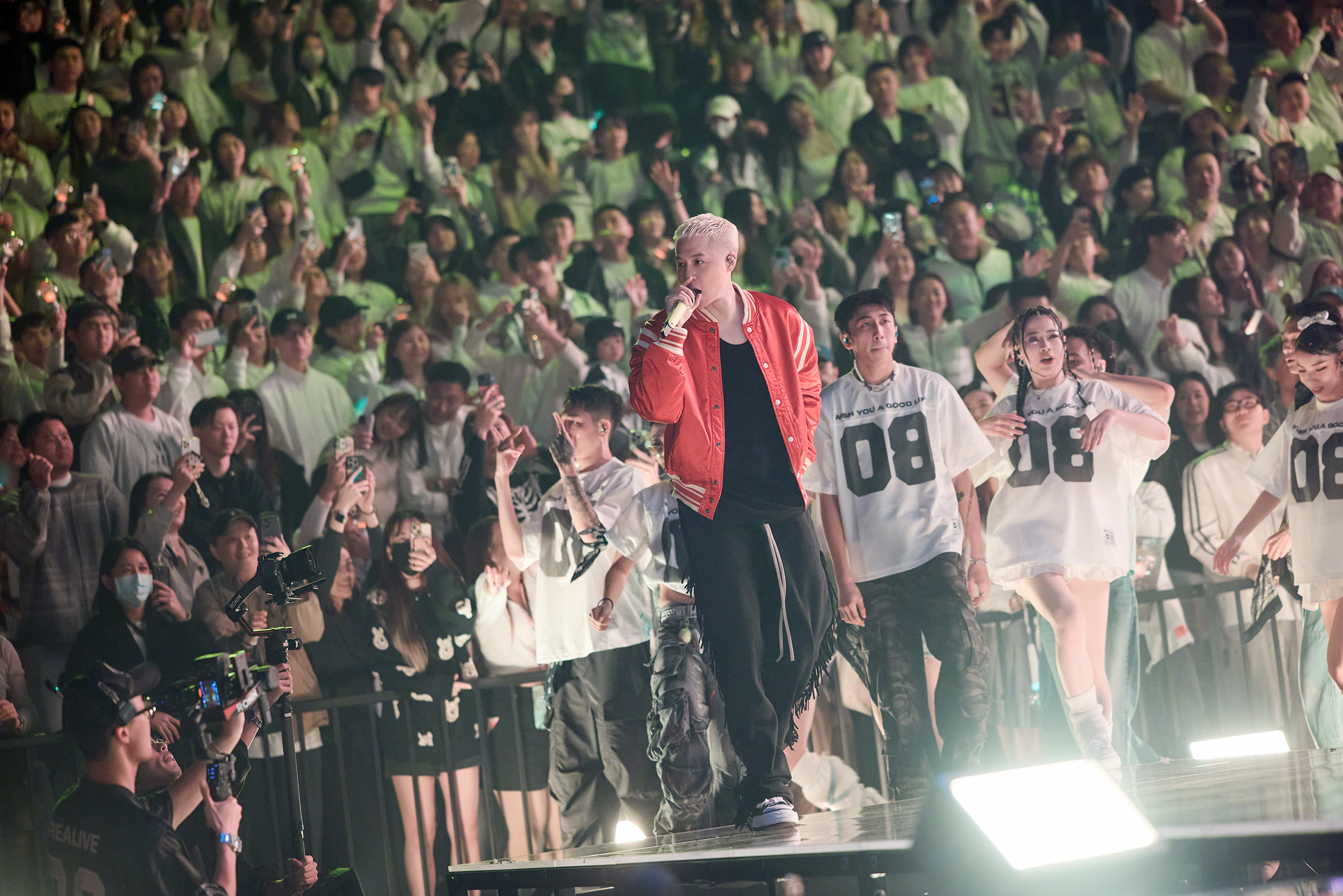 周湯豪多次走下台與粉絲們互動、自拍。（環球音樂提供）