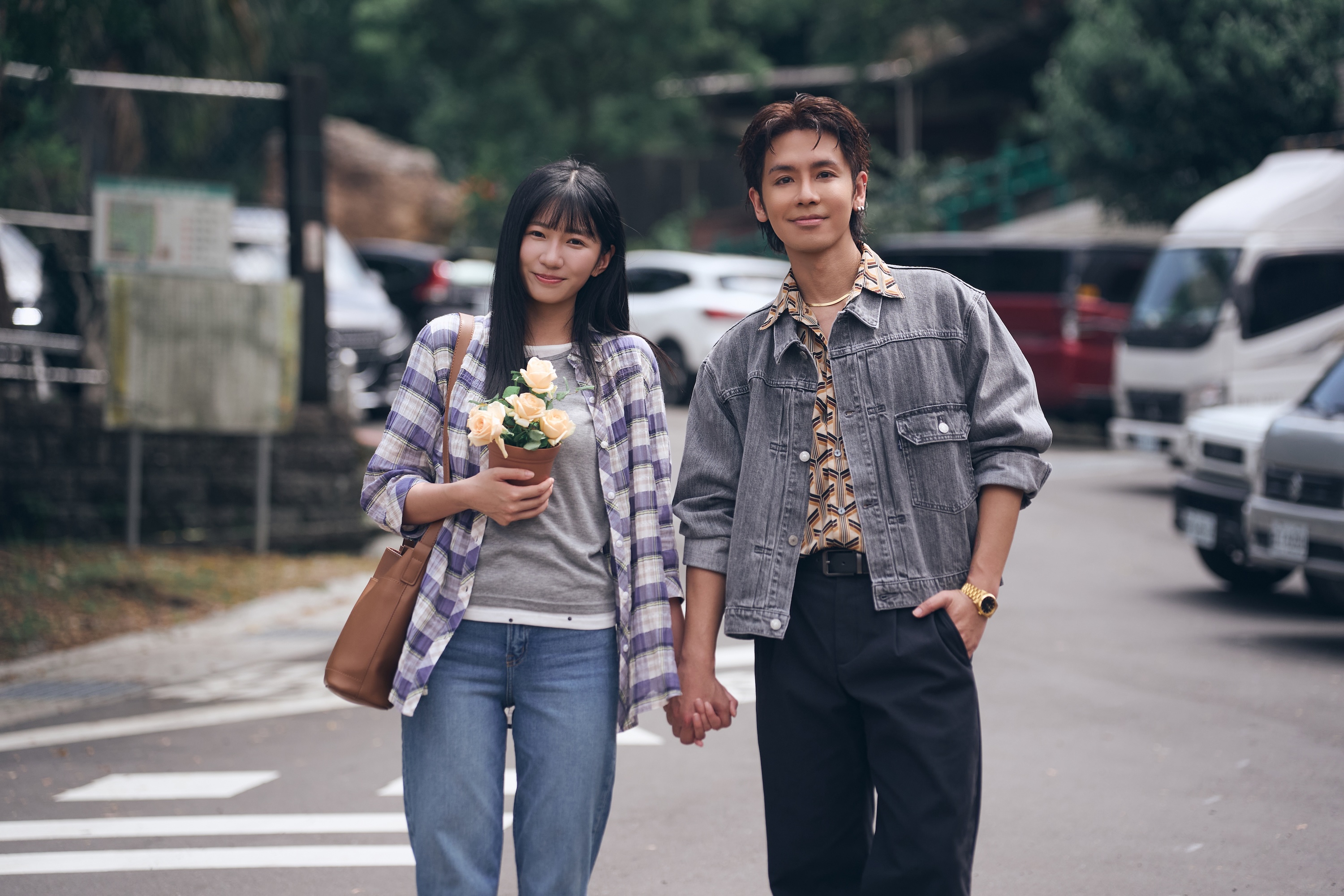 鼓鼓呂思緯與許紫柔合作〈警戒線〉MV,詮釋戀愛中的甜蜜、爭執與不捨放手。(相信音樂提供)