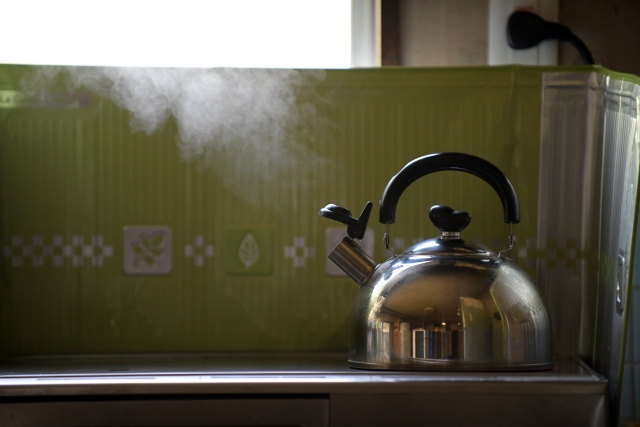 網路謠言煮開水時，如果水滾馬上關火等於在喝毒水，環境部對此闢謠澄清並不會危害人體。（示意圖，photoAC）
