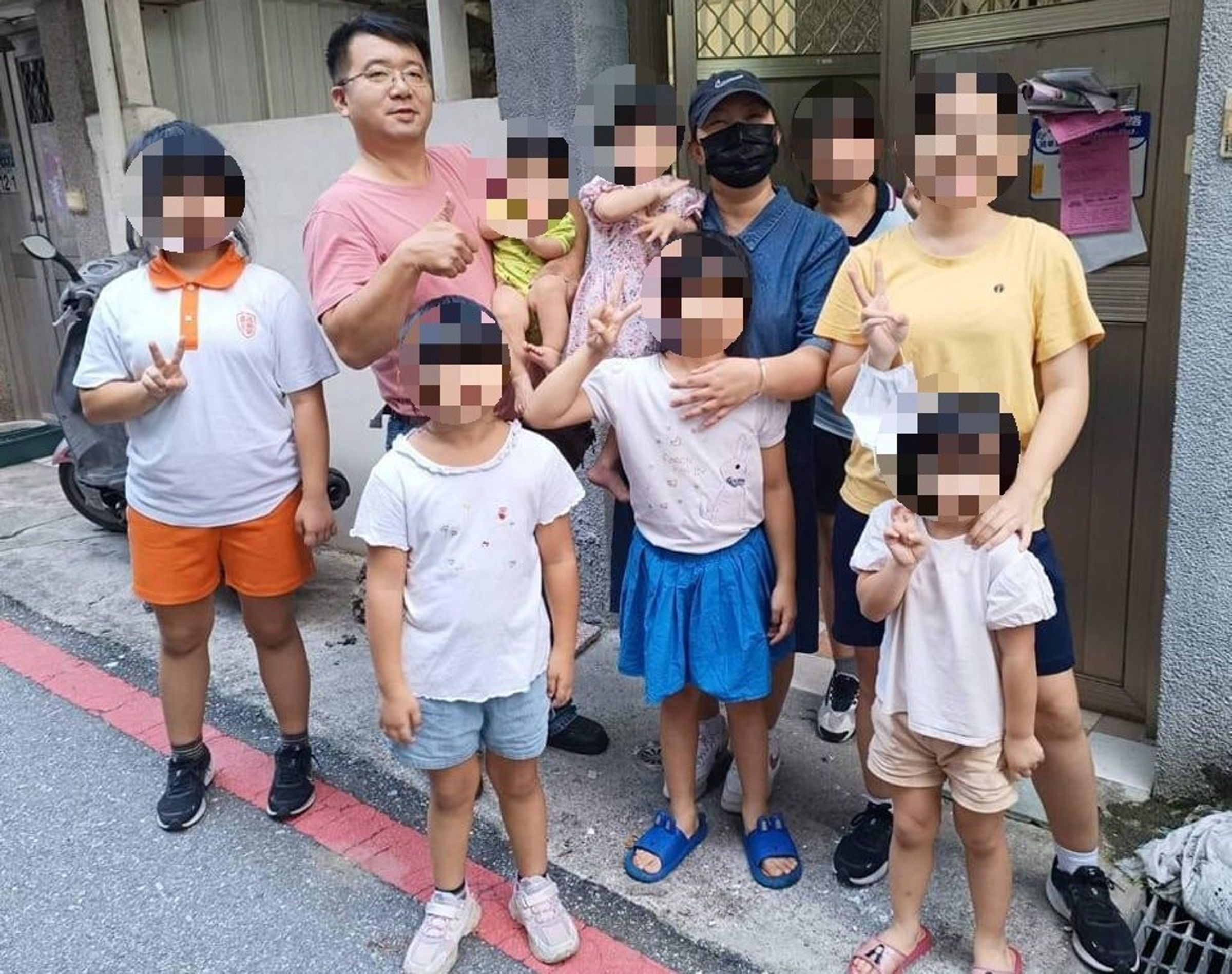 一戶多名孩童的家庭近日遭逢巨變,花蓮市長魏家彥前往探視,同時希望社會能協助。(花蓮市公所提供)