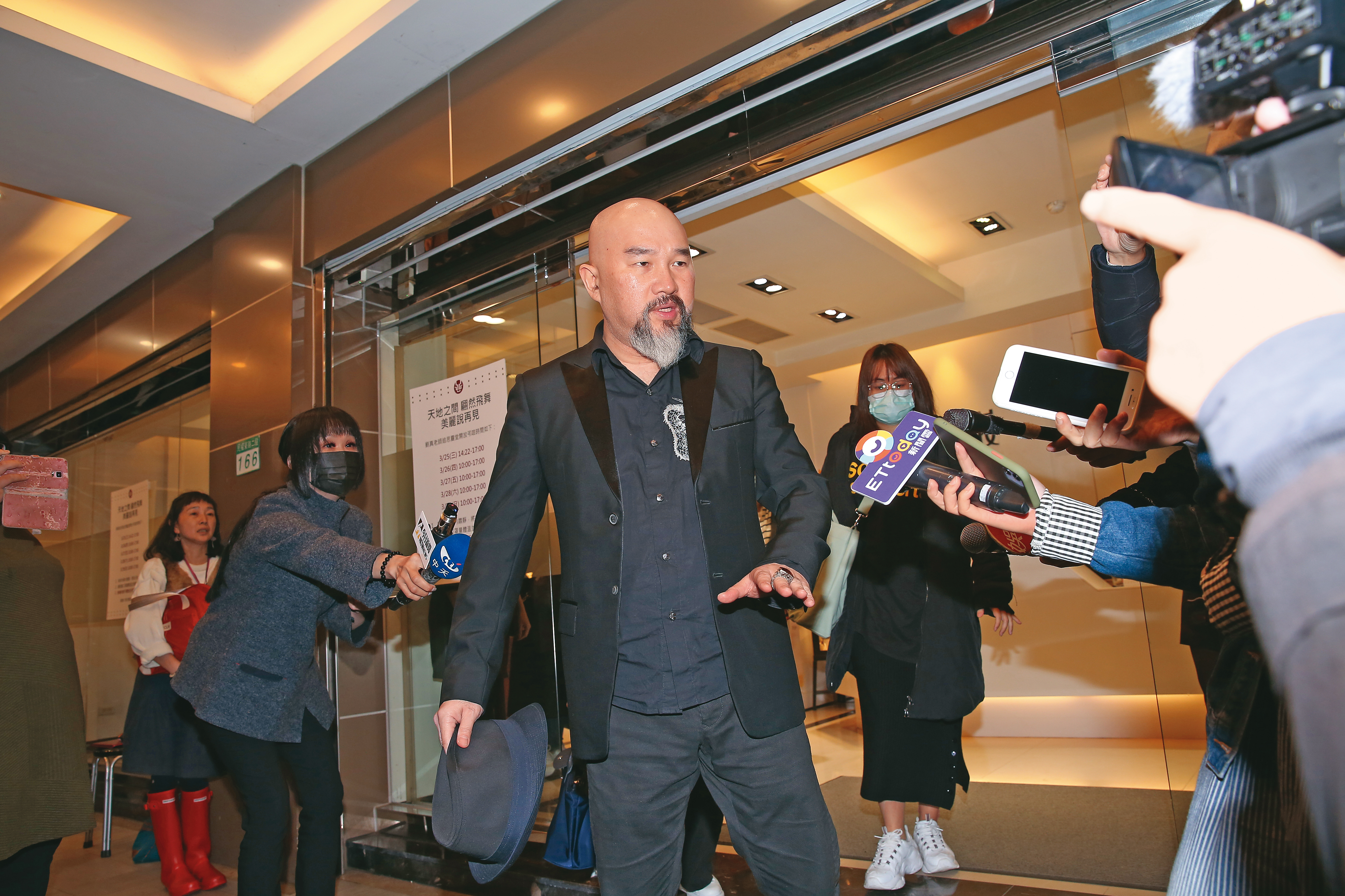 辛龍出現在劉真靈堂時，大批媒體追訪，此後他開始低調，直到近來才重回舞台。