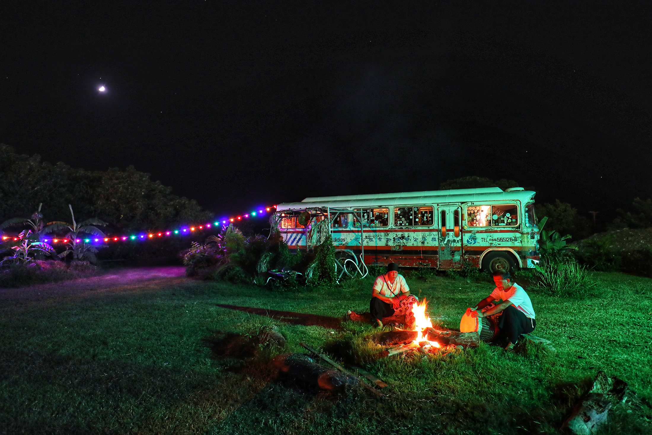 位於屏東恆春的「蓋亞村」是一間推廣電子音樂的戶外酒吧，酒吧內還保存金馬號古董公車，全台僅存3輛。