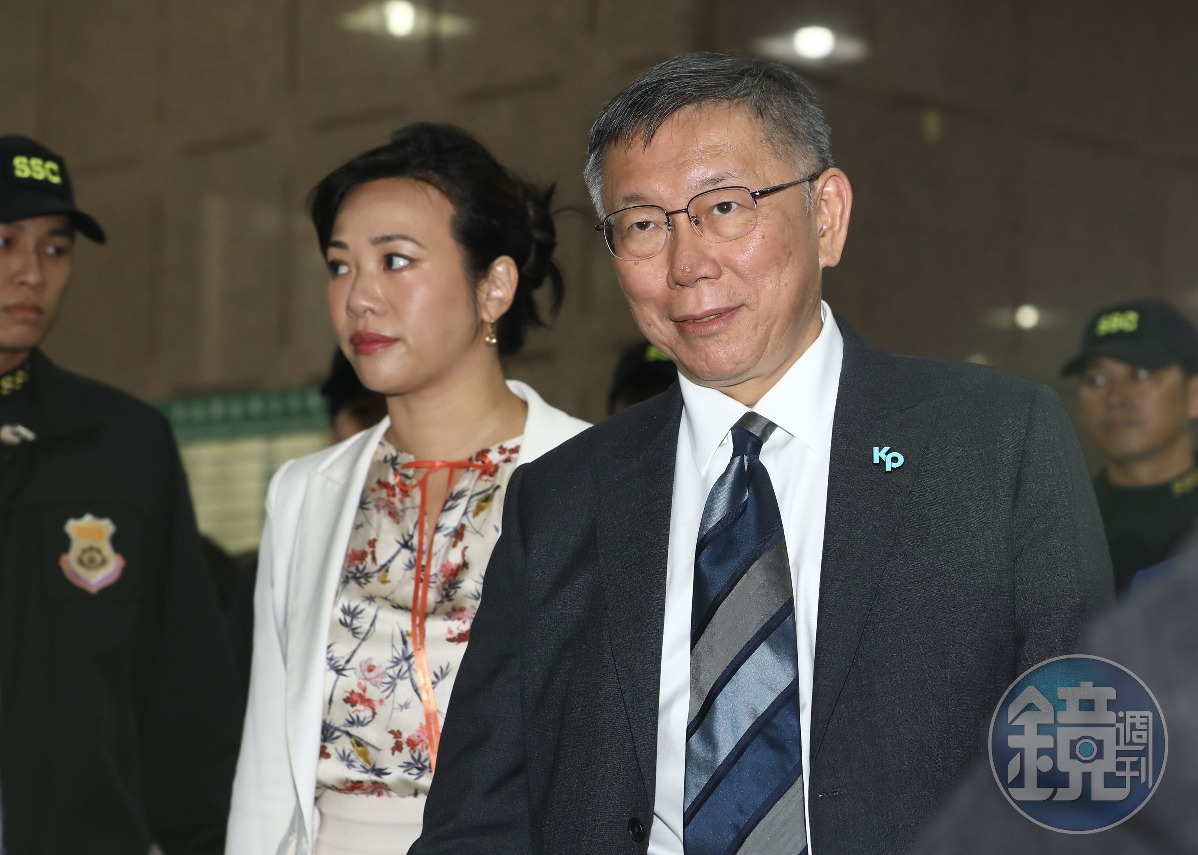 藍白合破局後,柯文哲(右)和新光大公主吳欣盈(左)組隊參選。