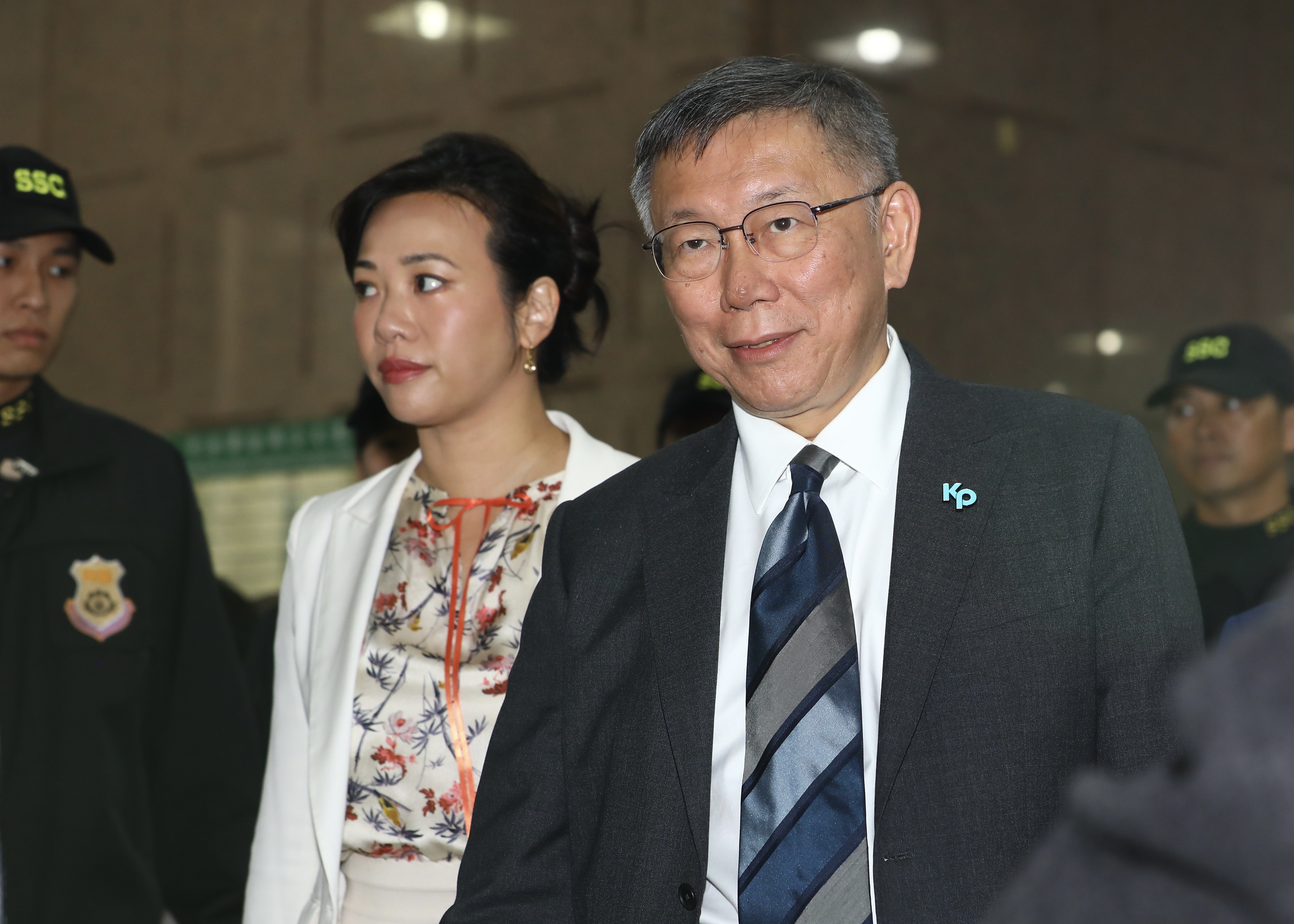 藍白合破局後，柯文哲（右）和新光大公主吳欣盈（左）組隊參選。