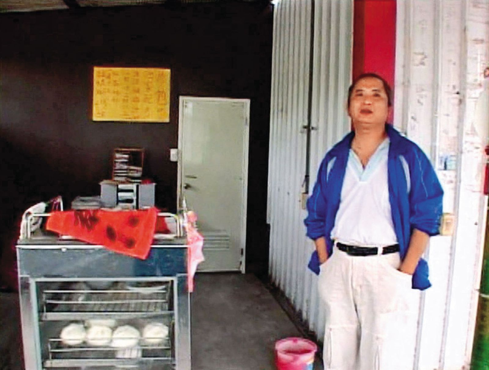 當年李父開的雜貨店招牌被改成「泰安休息站」，連李泰安本人都在現場賣起包子跟麵線。（東森新聞提供）