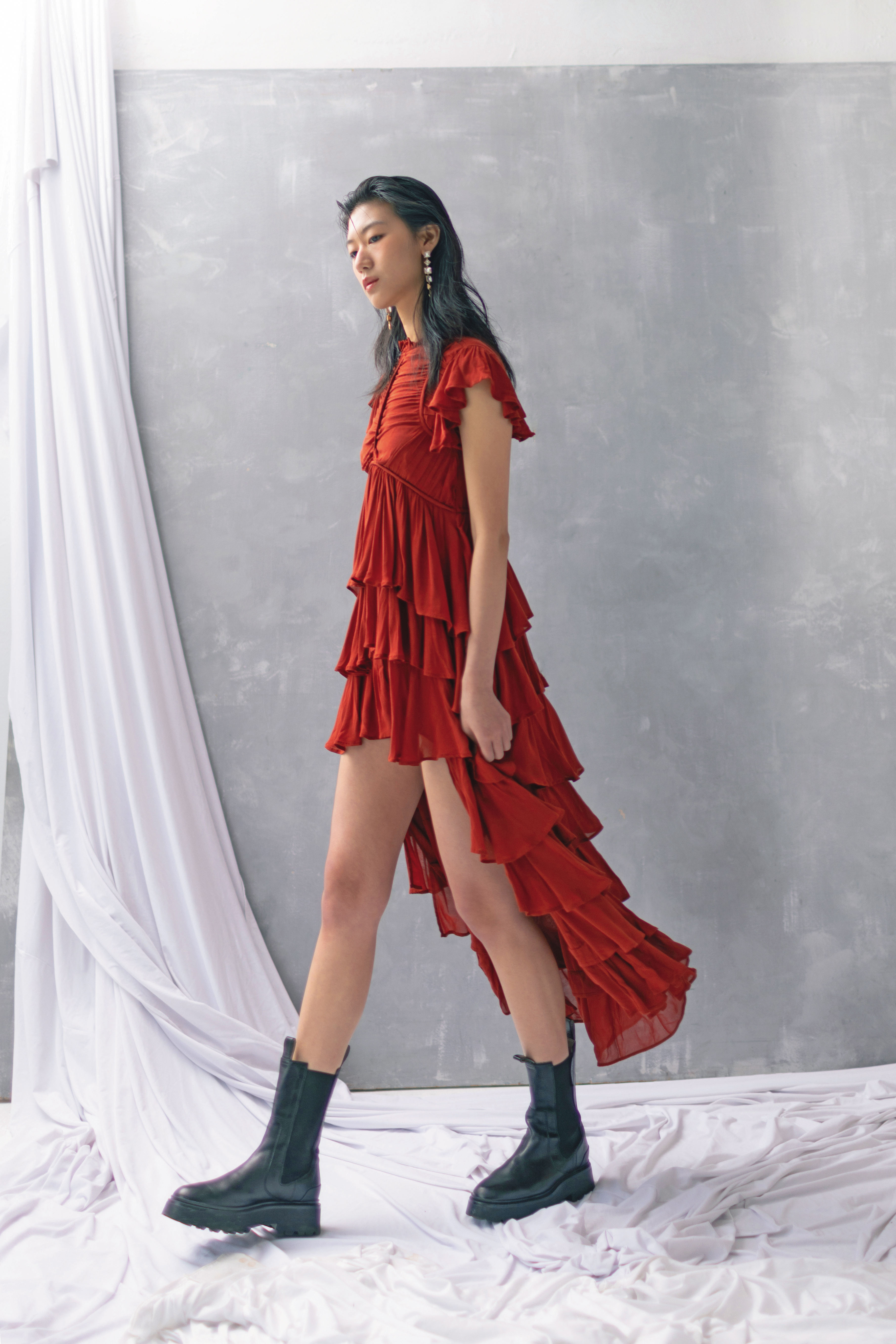 Shaela洋裝 NT$13,400 by ALLSAINTS／Amber皮革短靴 價格店洽 by ALLSAINTS／ELORA DROP耳針 NT$5,900 by ALLSAINTS