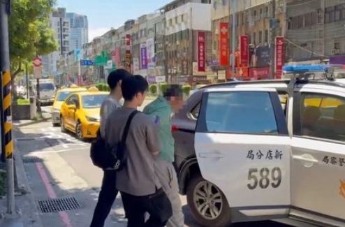 63歲陳姓男子在租屋處被捕，當時他僅穿內褲應門，毫無防備之心。（翻攝畫面）
