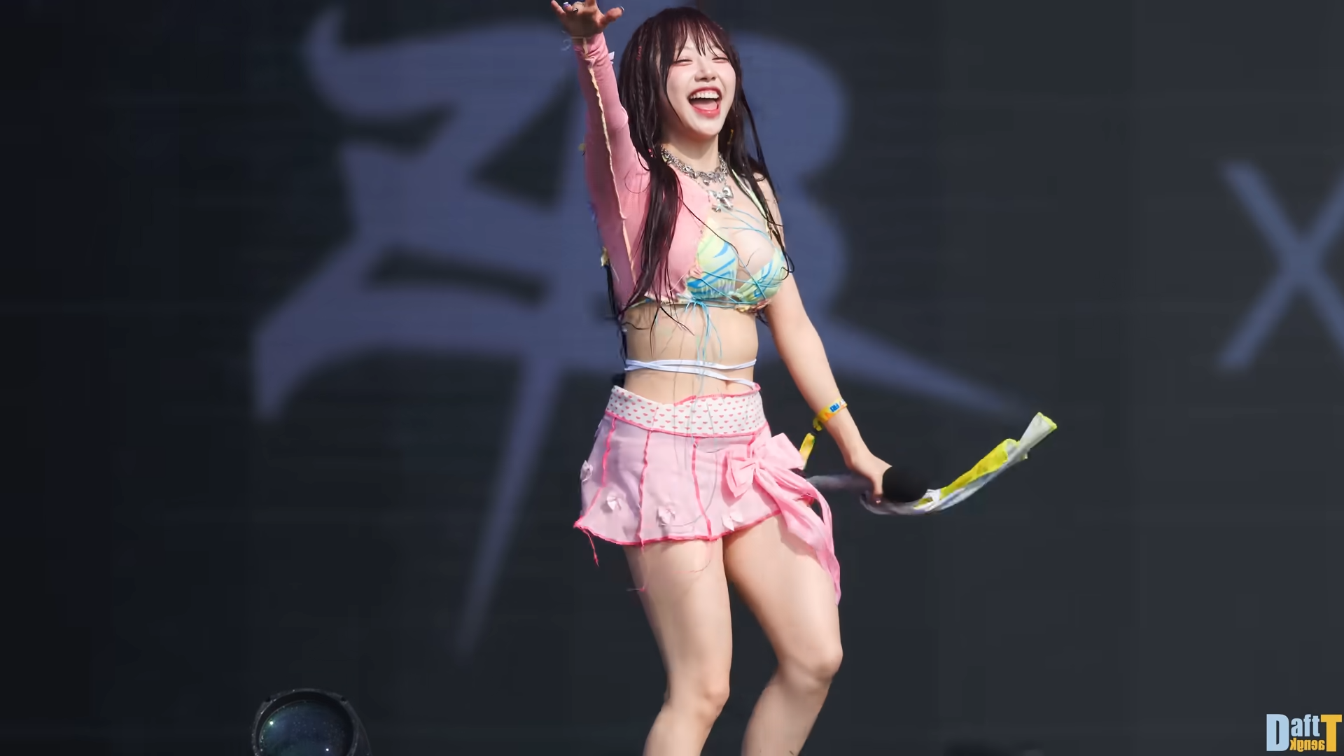 前女團Cignature成員智源去年波濤洶湧的畫面晃暈大票網友。（翻攝自推特）