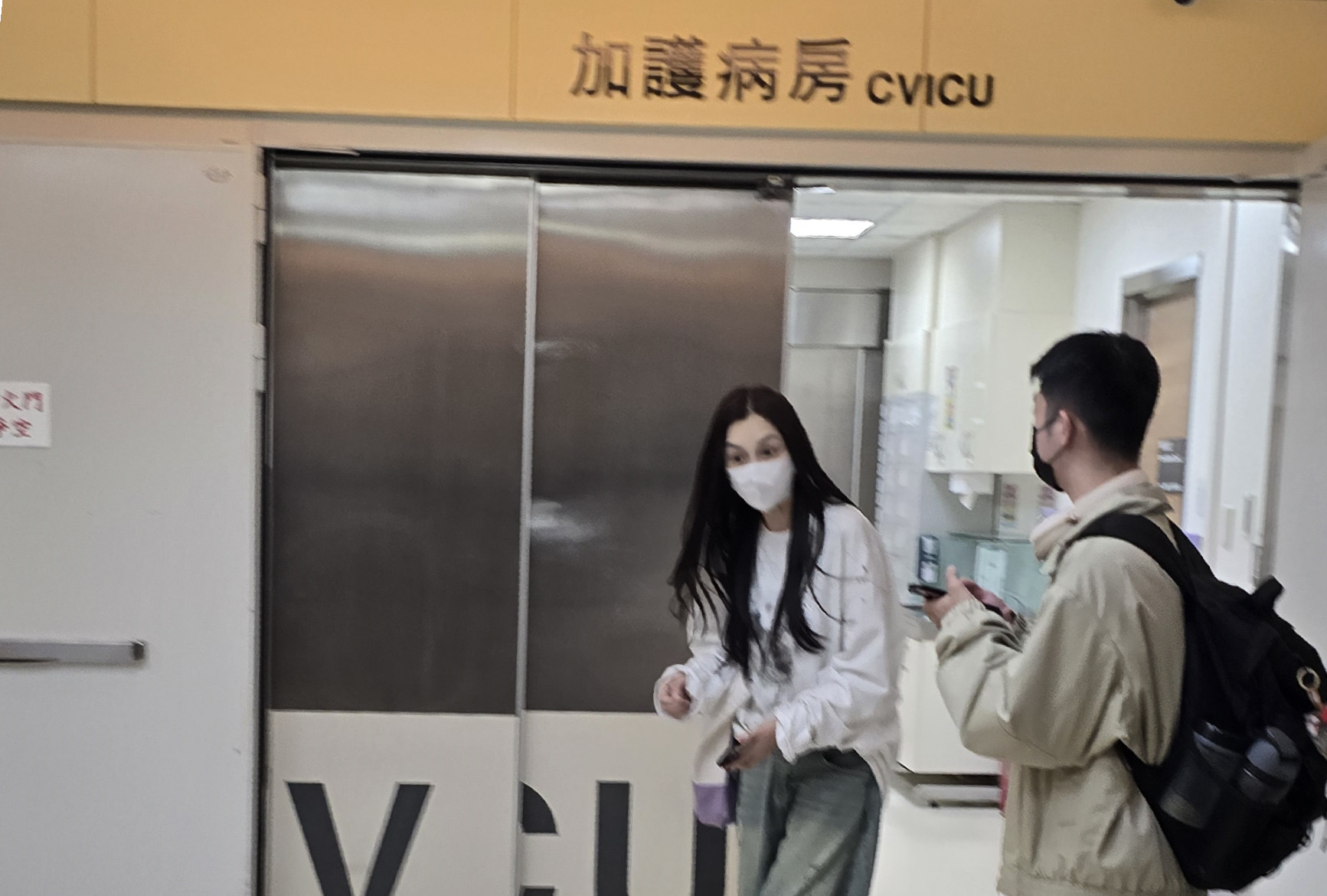 黑人老婆范范一人奔波在醫院、家裡及孩子的學校。