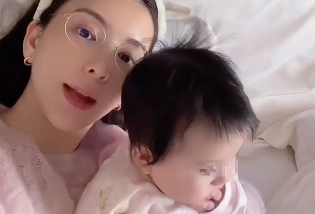 方媛曬出與女兒合影,表示平常都是自己帶。(微博)