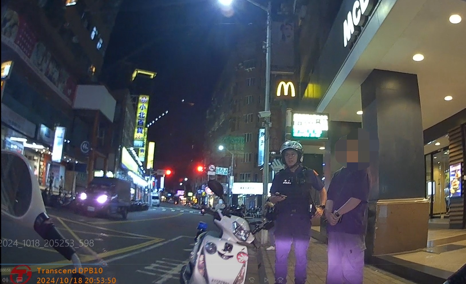 警方逮捕胡姓男大生。（翻攝畫面）