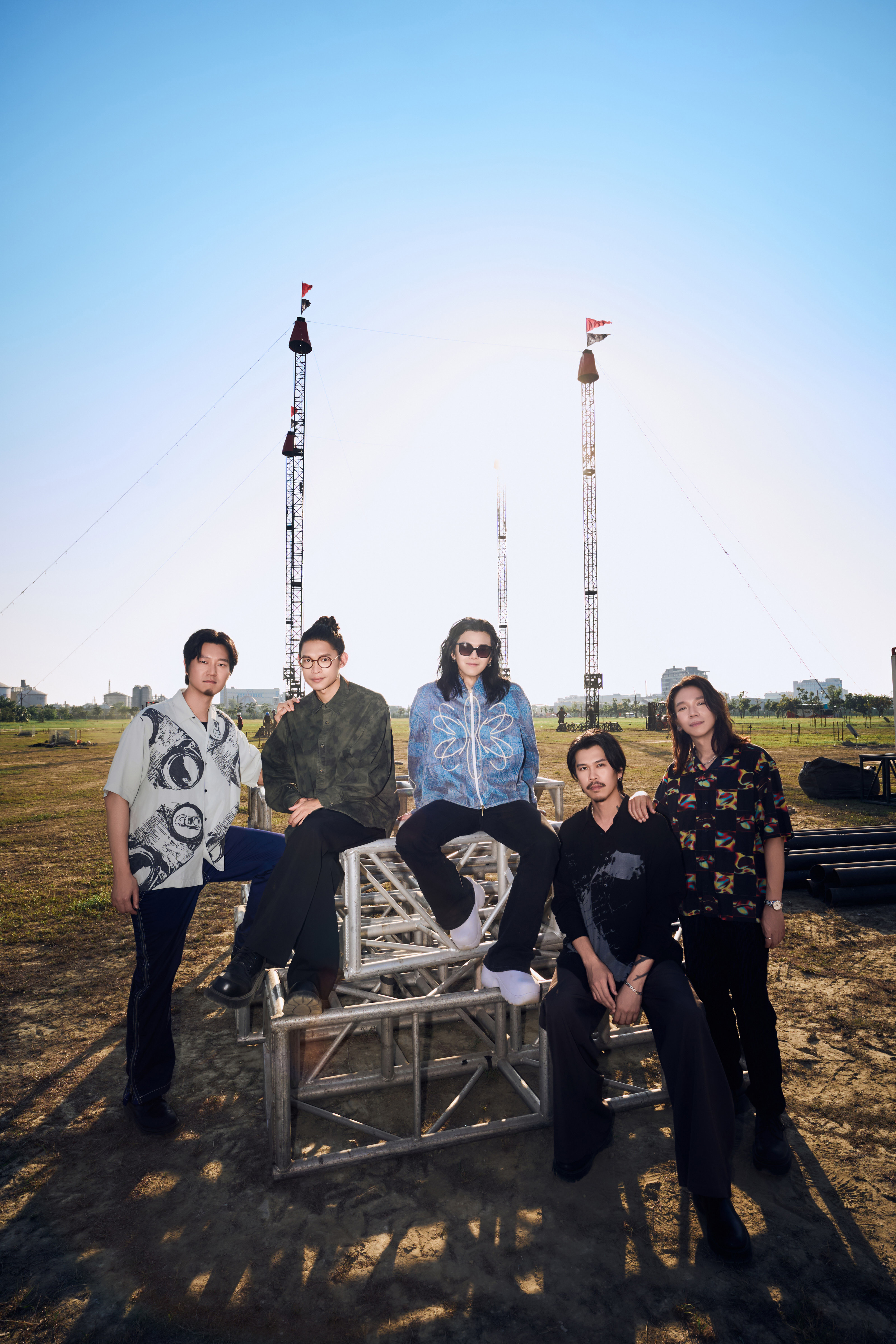 高雄超巨大馬戲帳篷搭建中，遠看宛如全新地標吸引民眾朝聖。（相信音樂提供）