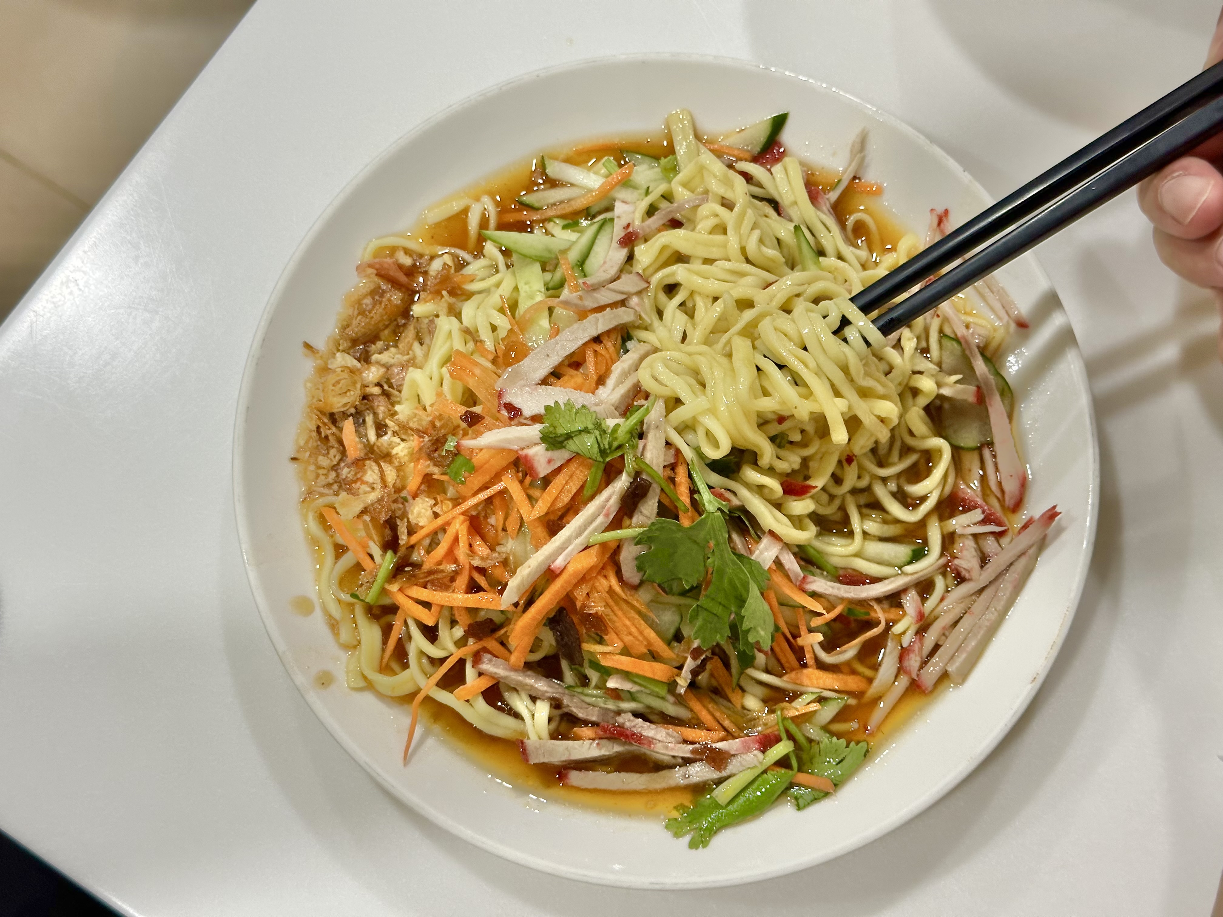 「雲南特製涼麵」配料豐富，醬汁味道有層次，雞蛋麵香Q不油膩。（100元／份）
