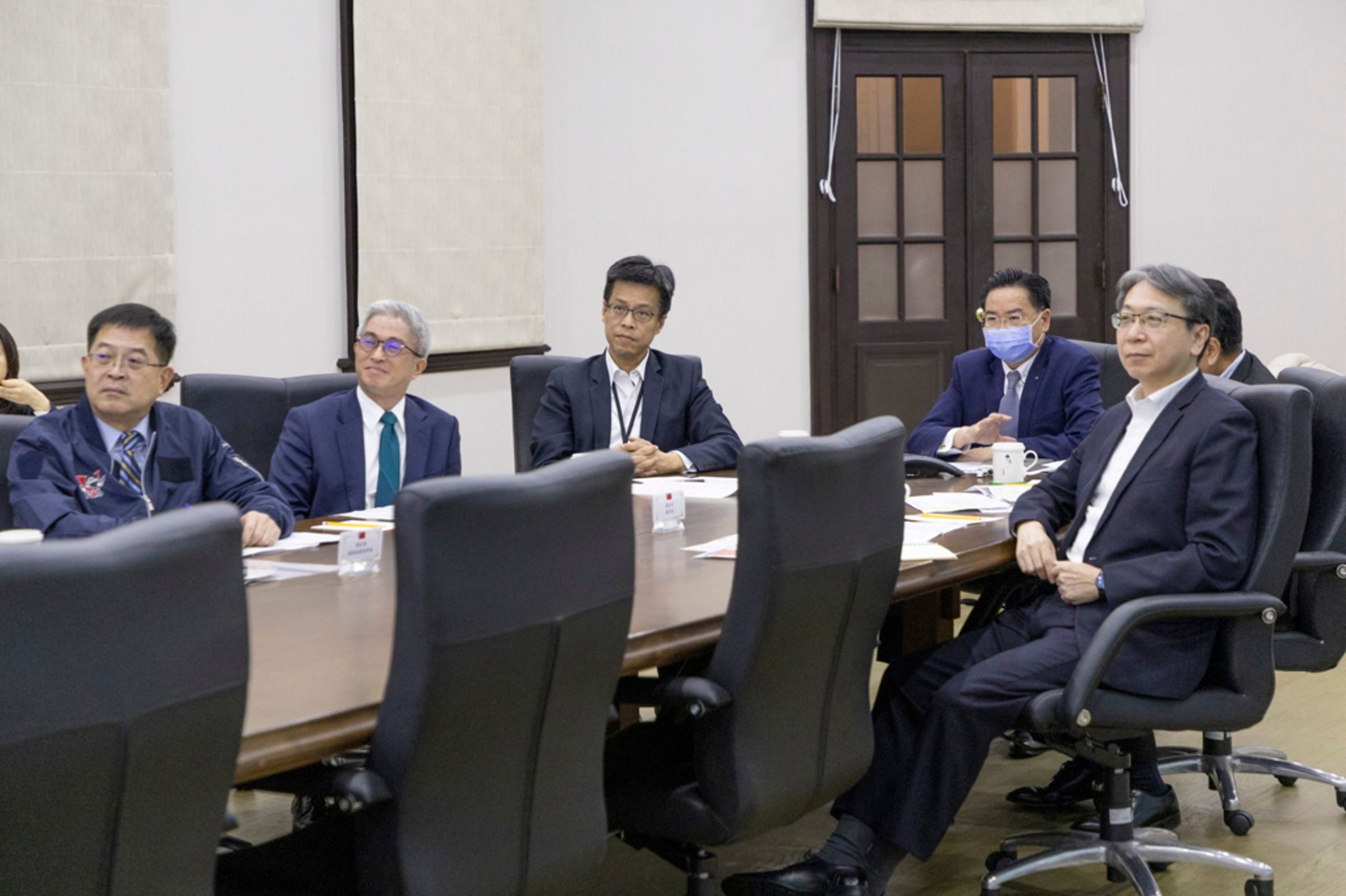 南韓發生戒嚴事件,賴清德(中)4日在外交部長林佳龍(左)、總統府秘書長潘孟安(右)陪同下,在關島召開國安視訊會議。(總統府提供)