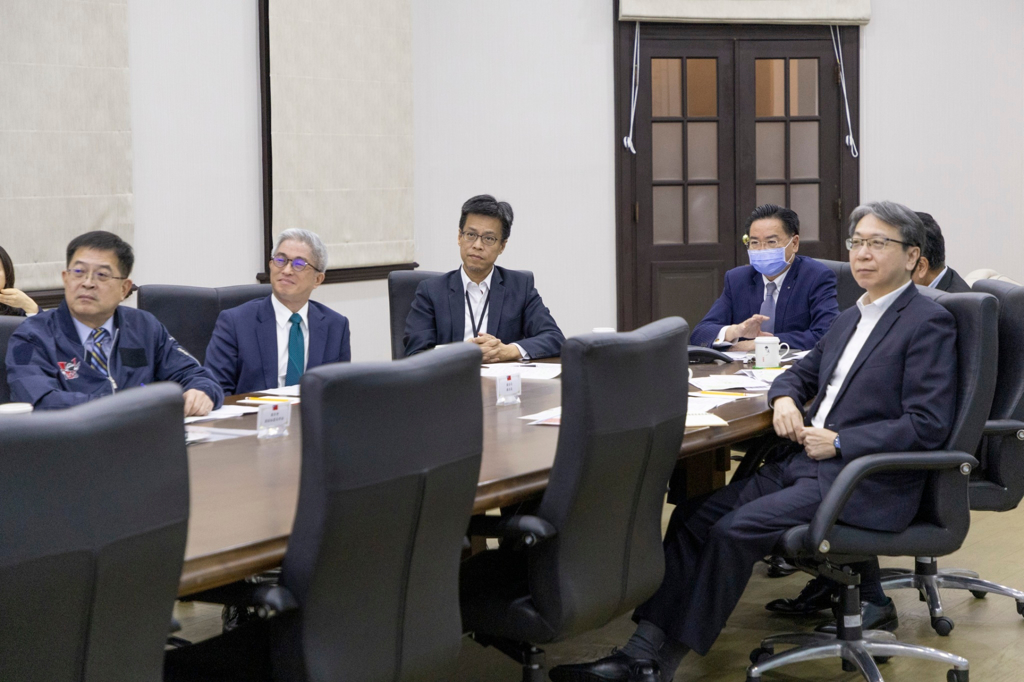 南韓發生戒嚴事件,賴清德(中)4日在外交部長林佳龍(左)、總統府秘書長潘孟安(右)陪同下,在關島召開國安視訊會議。(總統府提供)