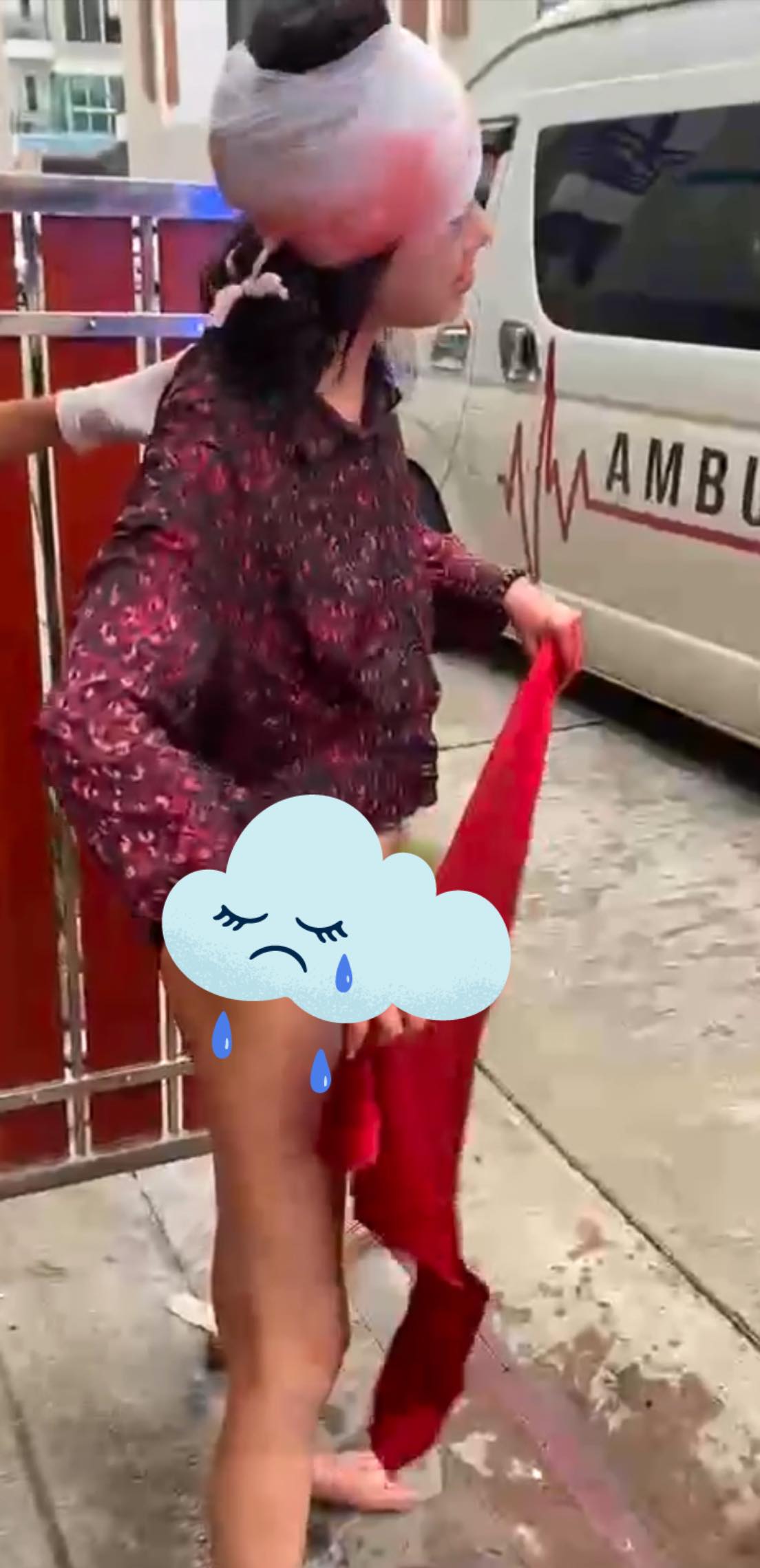 貝爾遭到攻擊昏迷，等她醒來時救護車已抵達，她不僅渾身是血跟瘀青，還衣衫不整只剩下內褲。（翻攝自臉書）
