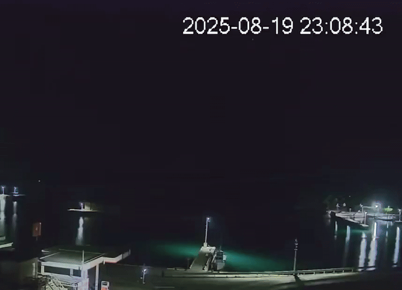 日本不明火球劃破天際夜空瞬間被點亮。（翻攝X）