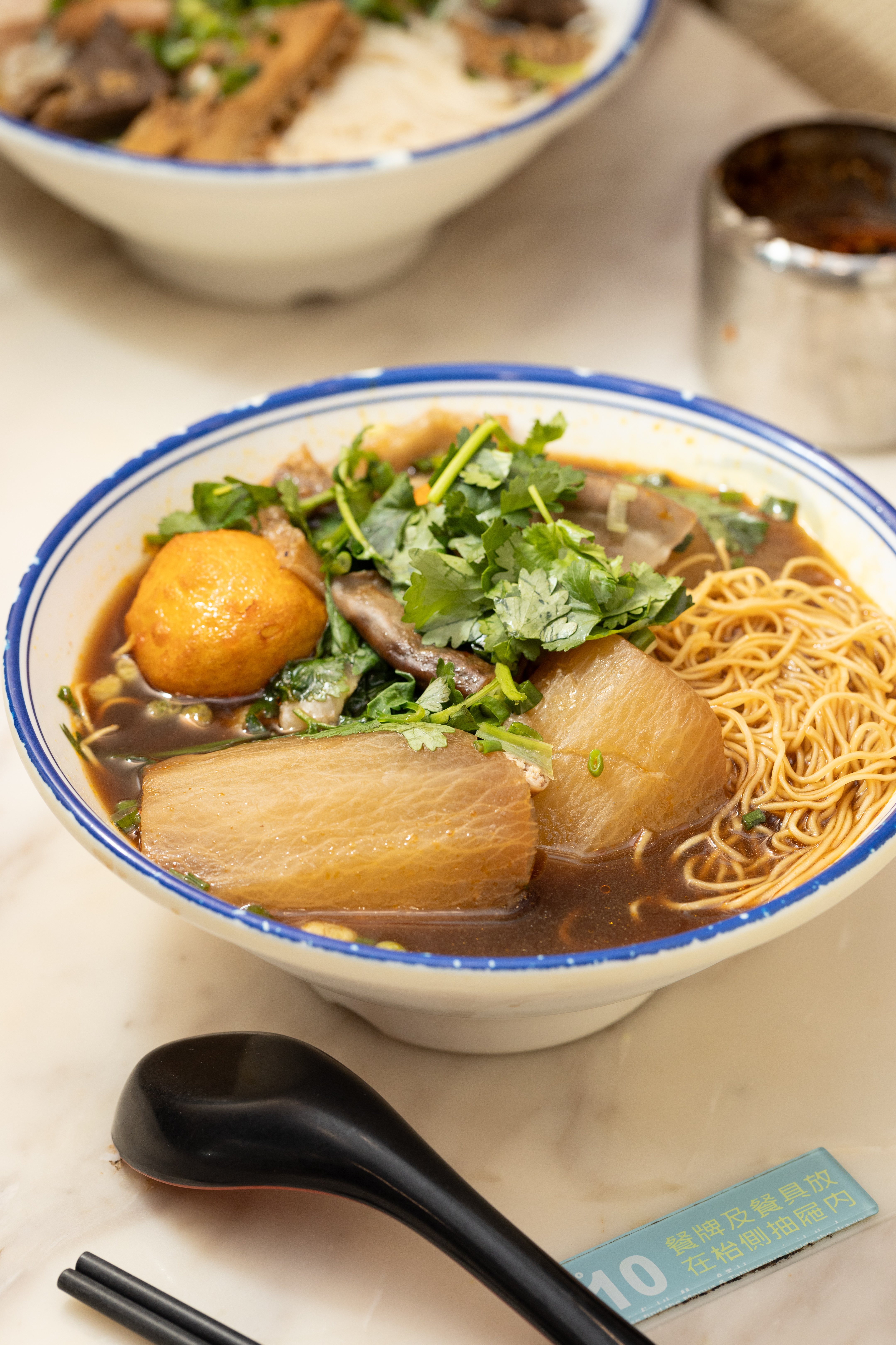 「車仔麵」的每款配料都分量十足，蘿蔔超大塊，咖哩魚蛋也是巨型尺寸。（3款配料車仔麵，港幣52元／份）