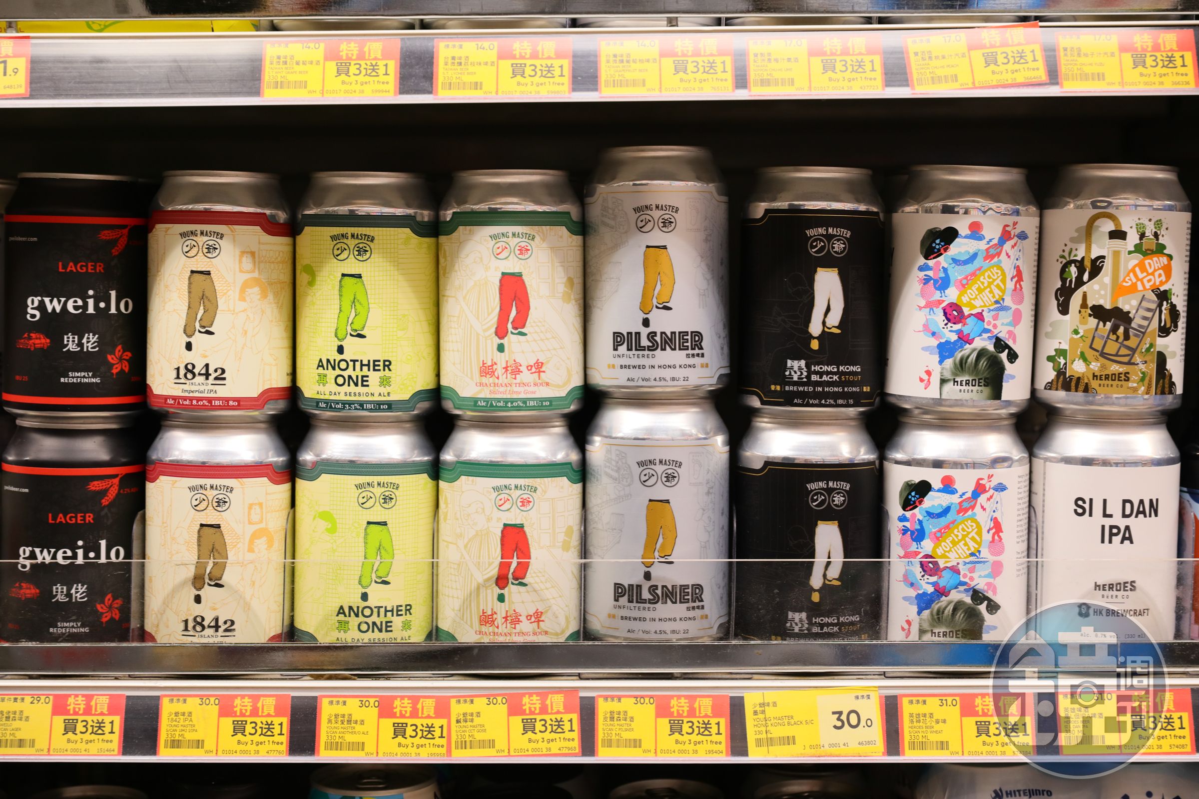 香港本地酒廠「少爺啤酒」「英雄啤酒」的出品，在超市也都買得到。（港幣30元起／罐）
